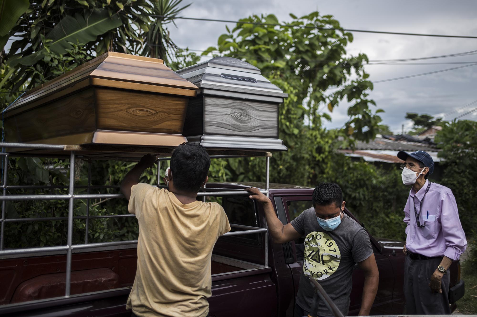 La Batellita se vendió el miércoles 5 de agosto. La funeraria Cristo Rey, del municipio de Ilopango, pagó $125 por ese ataúd. Tulio Pérez asegura que se venden más de diez cajas por día desde hace un par de meses. Escenas como esta se repiten a diario en el taller. Las funerarias recogen los ataúdes para abastecer los departamentos de Cuscatlán y San Salvador.