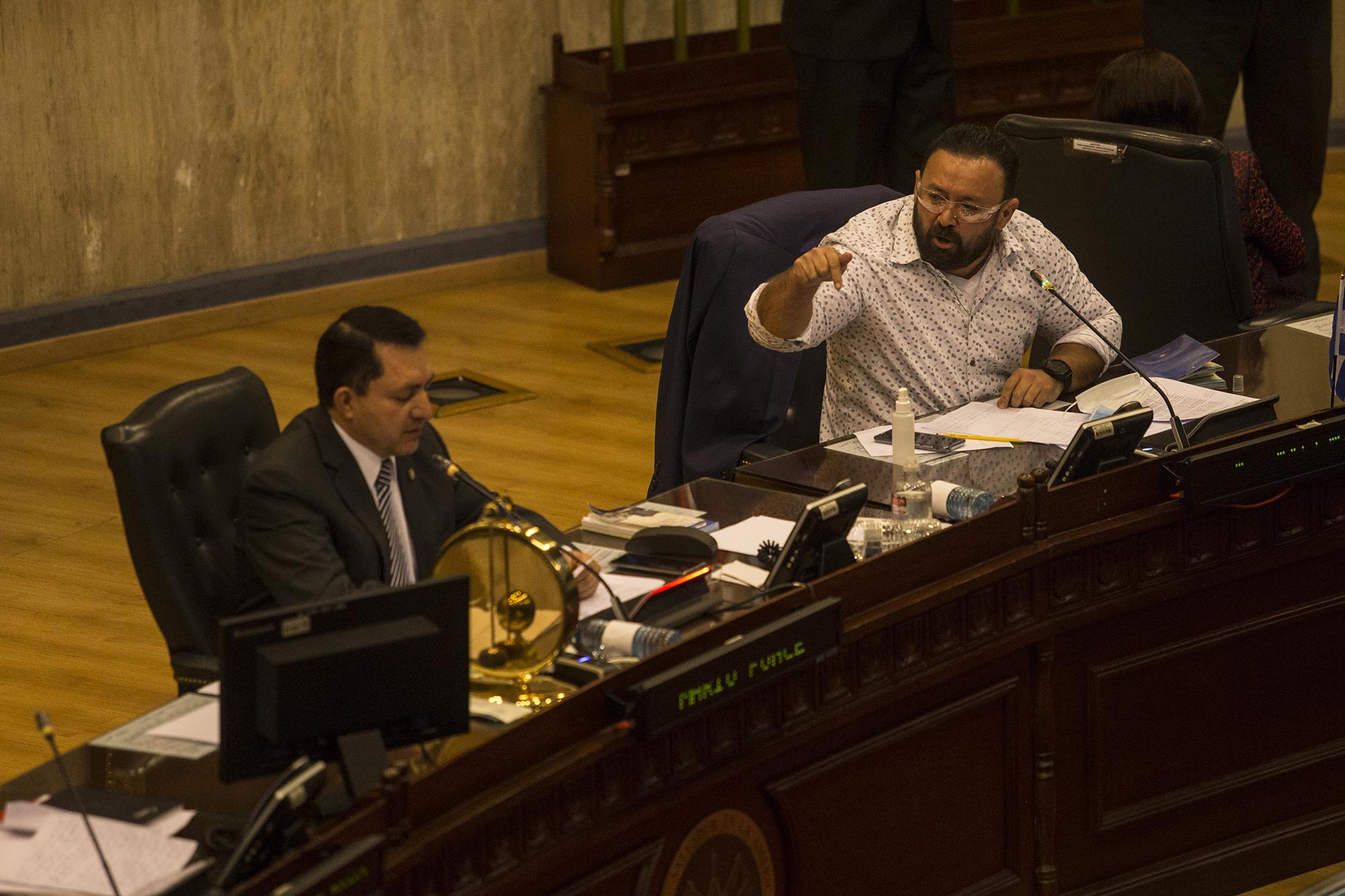 Guillermo Gallegos (derecha), diputado del partido Gana, discute con el presidente de la Asamblea Legislativa, Mario Ponce, durante la interpelación del ministro de Defensa, Francis Merino Monroy. Foto de El Faro: Víctor Peña.