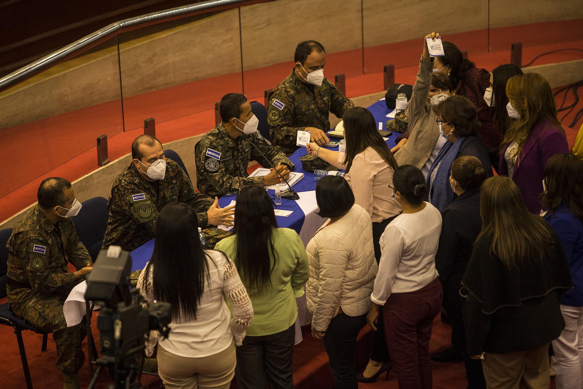 Legisladoras de oposición recriminaron al ministro de Defensa y le entregaron copias de la Ley para una Vida Libre de Violencia para las Mujeres, tras una de sus respuestas. Foto de El Faro: Víctor Peña. 