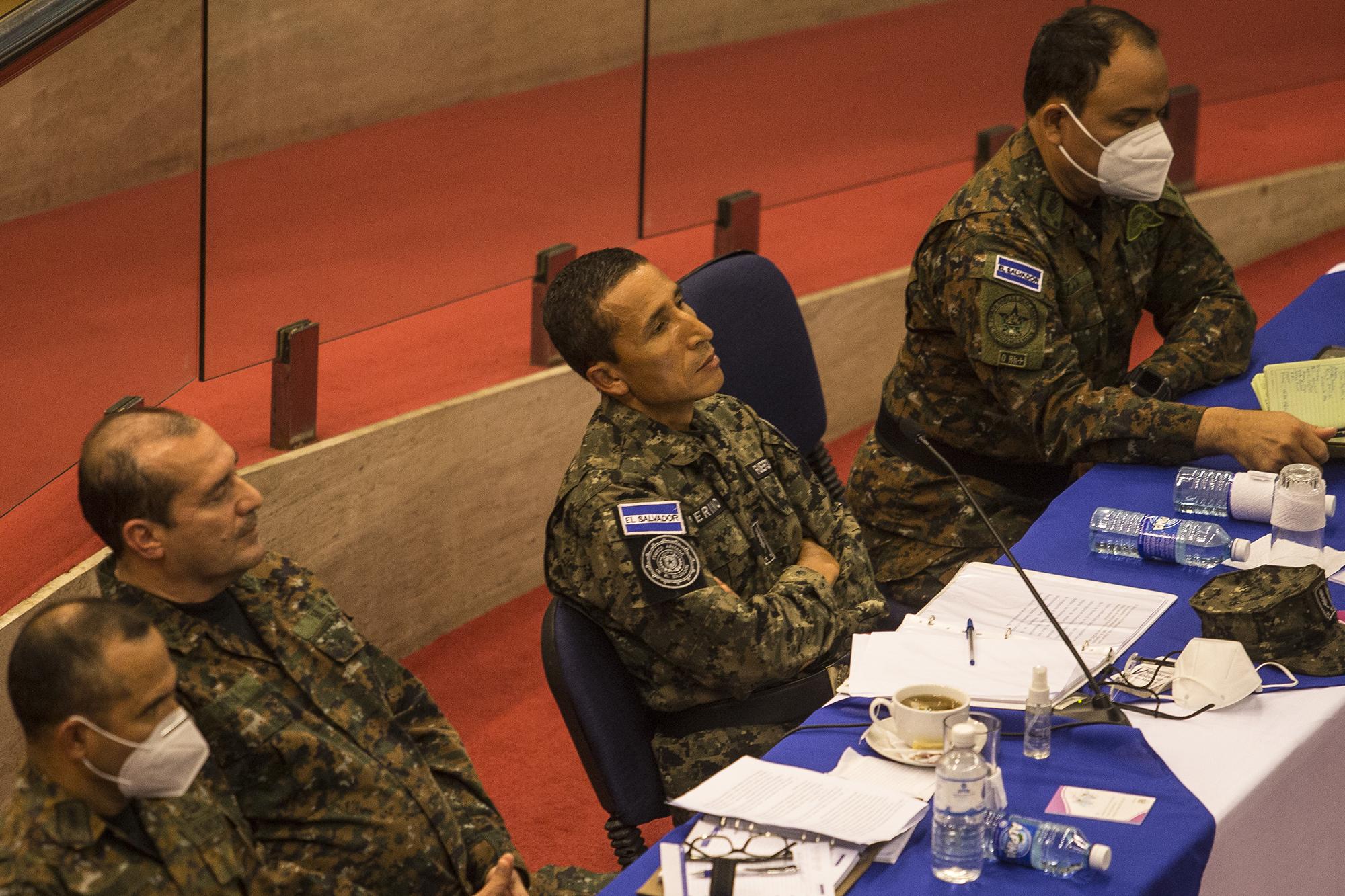 Doce horas depués, el ministro de Defensa se retira del Salón Azul de la Asamblea Legislativa, donde fue interpelado por los diputados, sobre los hechos ocurridos el 9 de febrero, cuando la Fuerza Aramada se tomó las instalaciones de la Asamblea Legislativa. En el Presupuesto 2021, los diputados recortaron $27.6 millones a Defensa de una cuenta para la adquisición de bienes y servicios. Foto de El Faro: Víctor Peña.