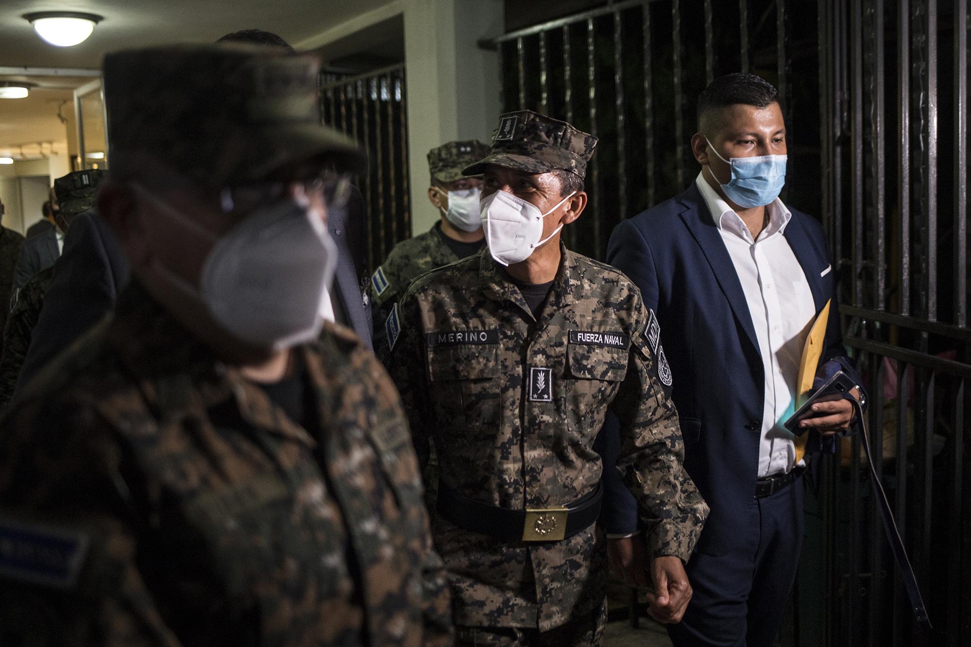 Doce horas depués, el ministro de Defensa se retira del Salón Azul de la Asamblea Legislativa, donde fue interpelado. Foto de El Faro: Víctor Peña.