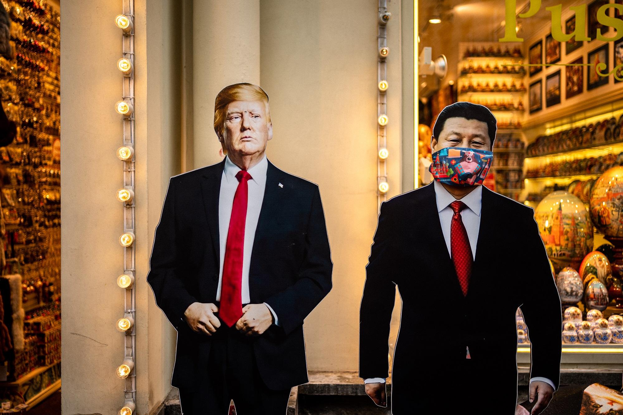 Figuras de cartón de los presidentes Xi Jinping (China) y Donald Trump (EE.UU.) colocadas al frente de una tienda de souvenirs en Moscú. Foto: Dimitar Dilkoff/AFP.