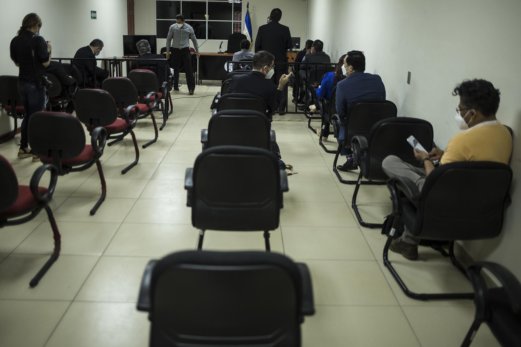 El juzgado de Instrucción de San Francisco Gotera estableció medidas de seguridad para evitar contagios de covid-19. La audiencia para coordinar y facilitar inspección de archivos militares tuvo un límite de personas en la sala. Foto de El Faro: Víctor Peña. 