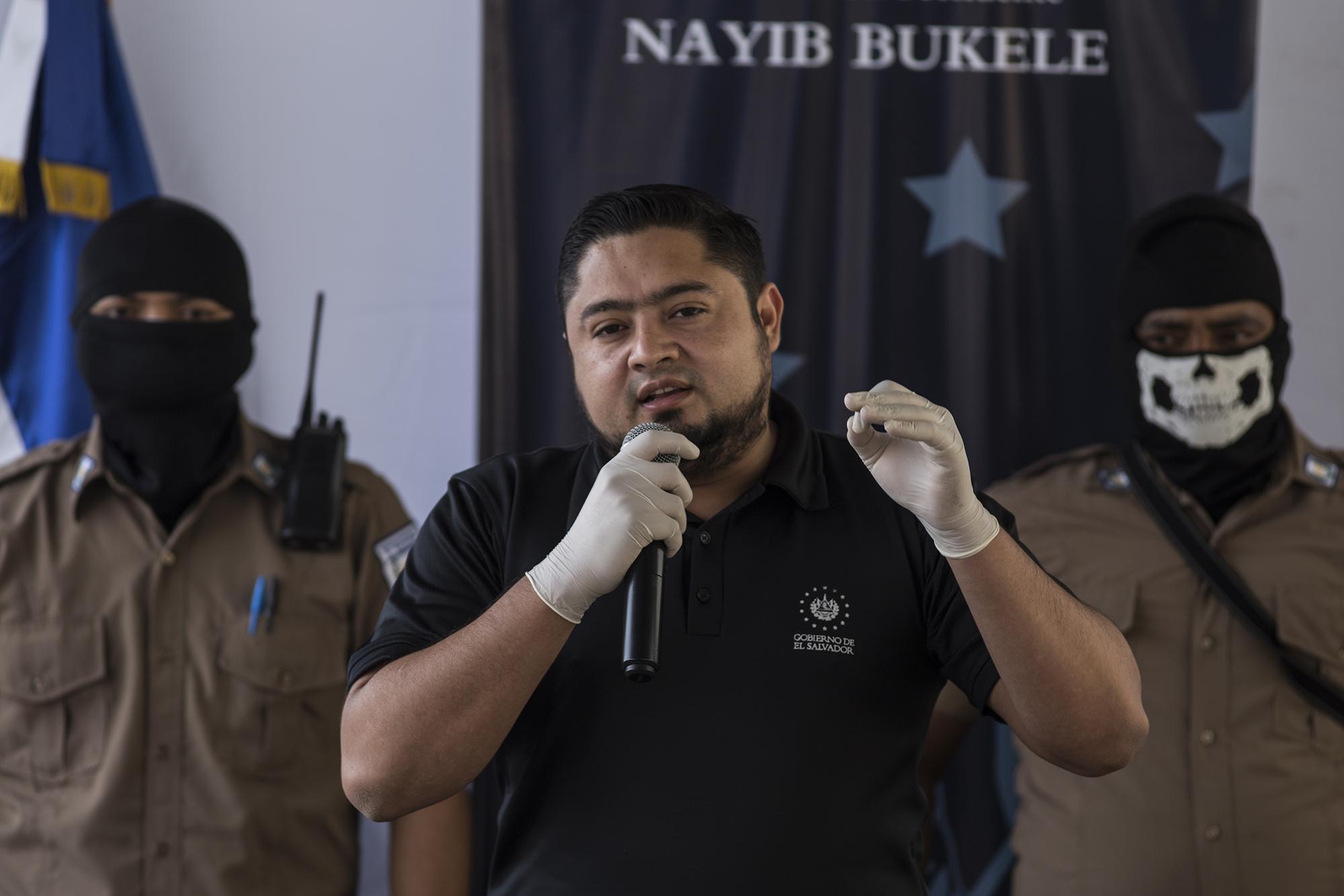 Osiris Luna Meza, director de Centros Penales, durante una visita al Centro Penitenciario de Izalco, en el departamento de Sonsonate, el 27 de abril de 2020. Esa mañana, Luna Meza anunció la mezcla de pandillas contrarias en las cárceles como un plan para reducir los homicidios. Foto de El Faro: Víctor Peña. 