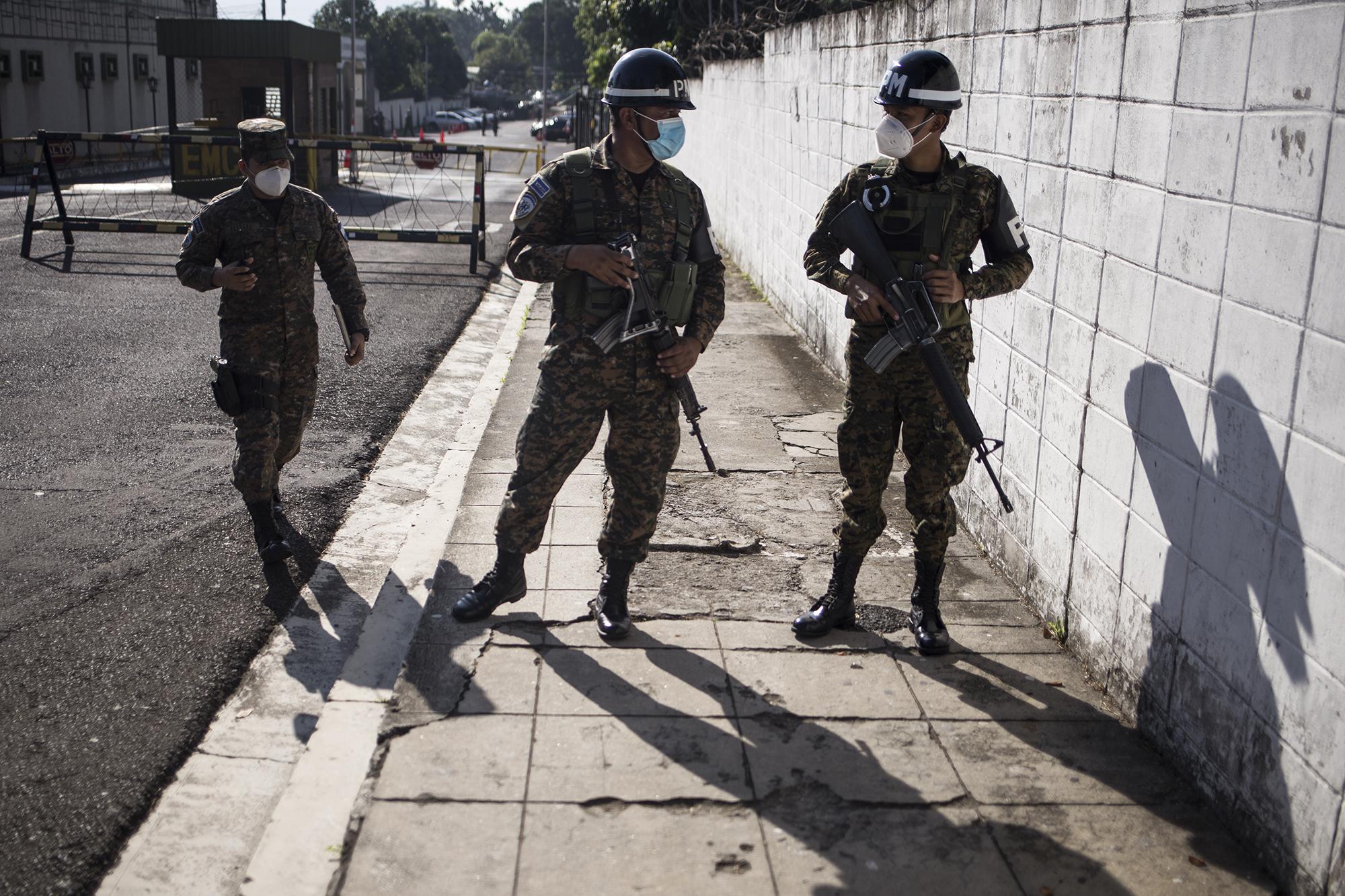 Militares custodian la entrada del Estado Mayor Conjunto de la Fuerza Armada, sobre la alameda Roosevelt en San Salvador. La Fuerza Armada negó el acceso al juez del caso El Mozote, quien había ordenado la inspección de archivos militares relacionados a la masacre de El Mozote de 1981. Foto de El Faro: Víctor Peña. 