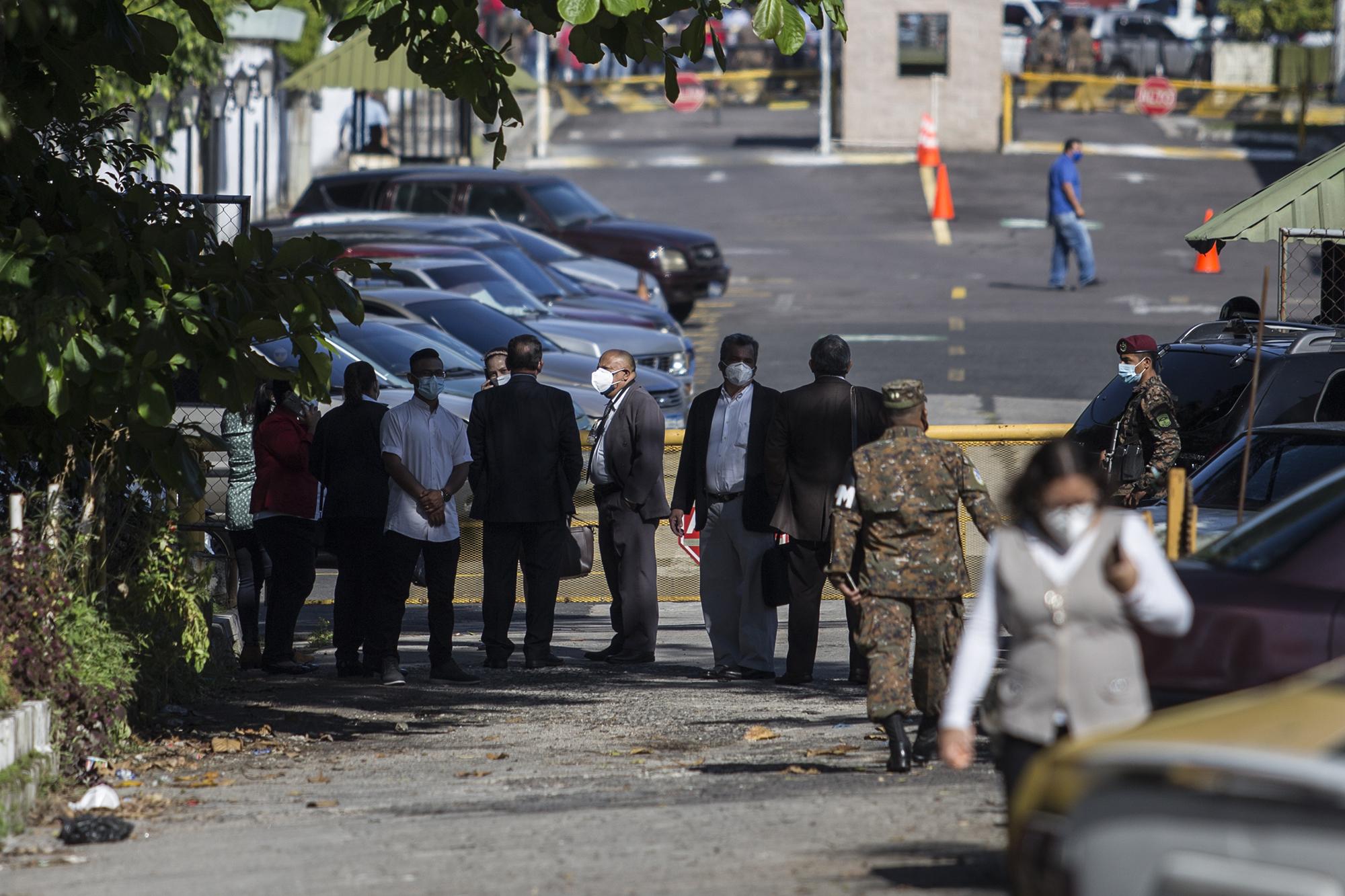 El juez del caso El Mozote, Jorge Guzmán, se retira del Estado Mayor Conjunto de la Fuerza Armada, después que se le negó el acceso para inspeccionar los archivos militares con relación a la masacre de El Mozote, el 11 de diciembre de 1981. Foto de El Faro: Víctor Peña. 