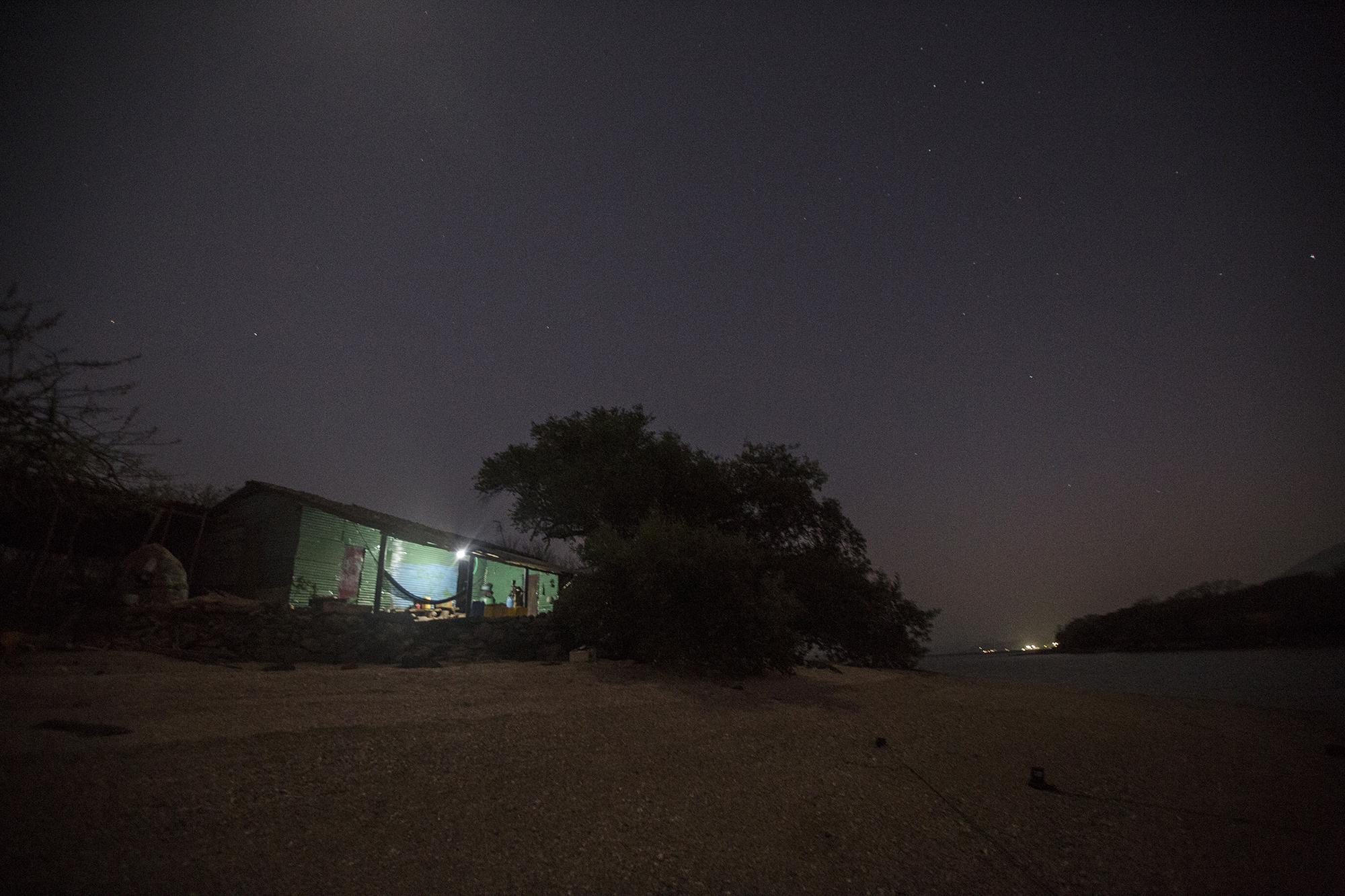 La vivienda de la única familia de la isla es ahora una construcción con bases de cemento y láminas multicolor,  cimentada en un extremo sur de la isla, con una vista panorámica hacia la isla Perico.  Los integrantes de la familia rara vez conviven o conversan entre ellos. Cuando lo hacen, casi siempre es para discutir una tarea del hogar. 