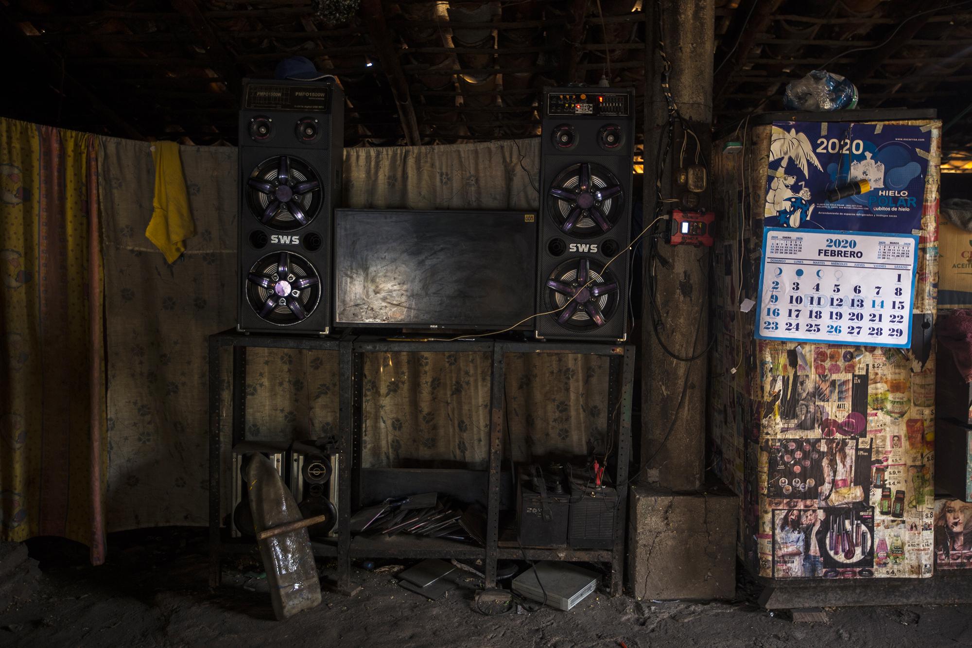 Aunque carecen de los principales servicios básicos, esta familia tiene acceso a energía solar desde hace 16 años, gracias a un panel solar que fue instalado como parte de un proyecto de USAID, que benefició también a los habitantes de Perico, la isla vecina donde viven 35 familias. Ese panel les genera autonomía para cargar sus teléfonos, ver televisión, escuchar música y encender tres bombillas.