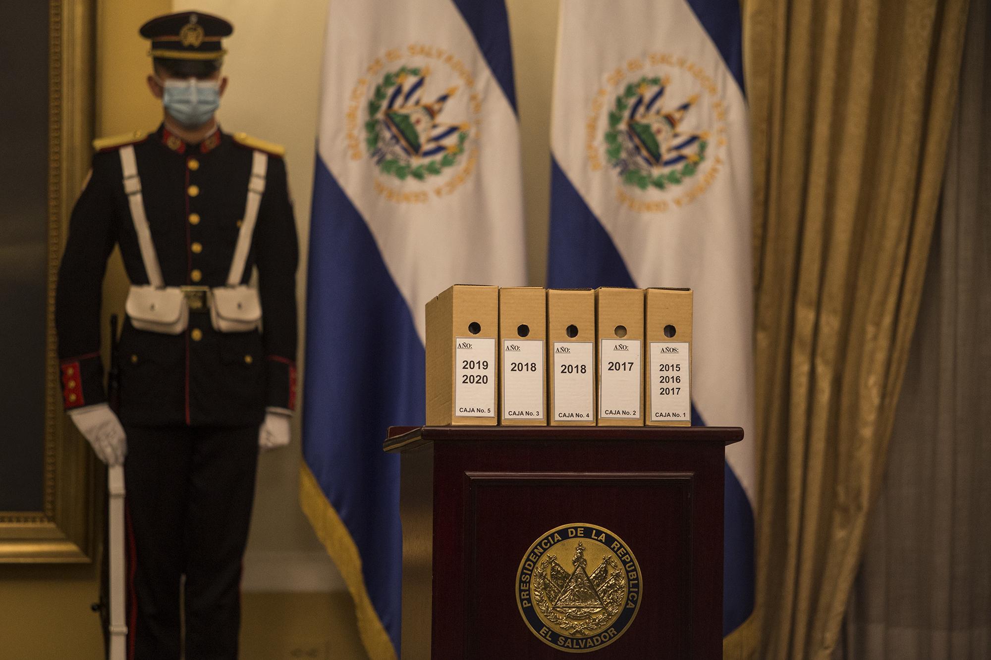 Presidencia mostró cinco cartapacios que contienen, según Bukele, información sobre la masacre de El Mozote. En noviembre de 2019 Presidencia informó al juez de El Mozote que no existían archivos. Foto de Víctor Peña. 