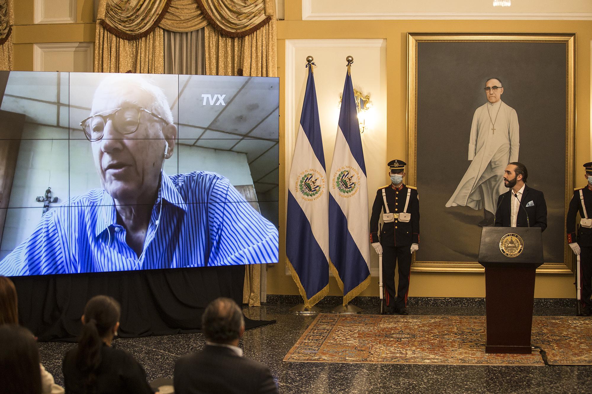 Durante la cadena nacional, el presidente Bukele atacó a la Sala de lo Constitucional, partidos de oposición y defensores de derechos humanos. En la imagen, el director del Idhuca, José María Tojeira. Foto de Víctor Peña. 