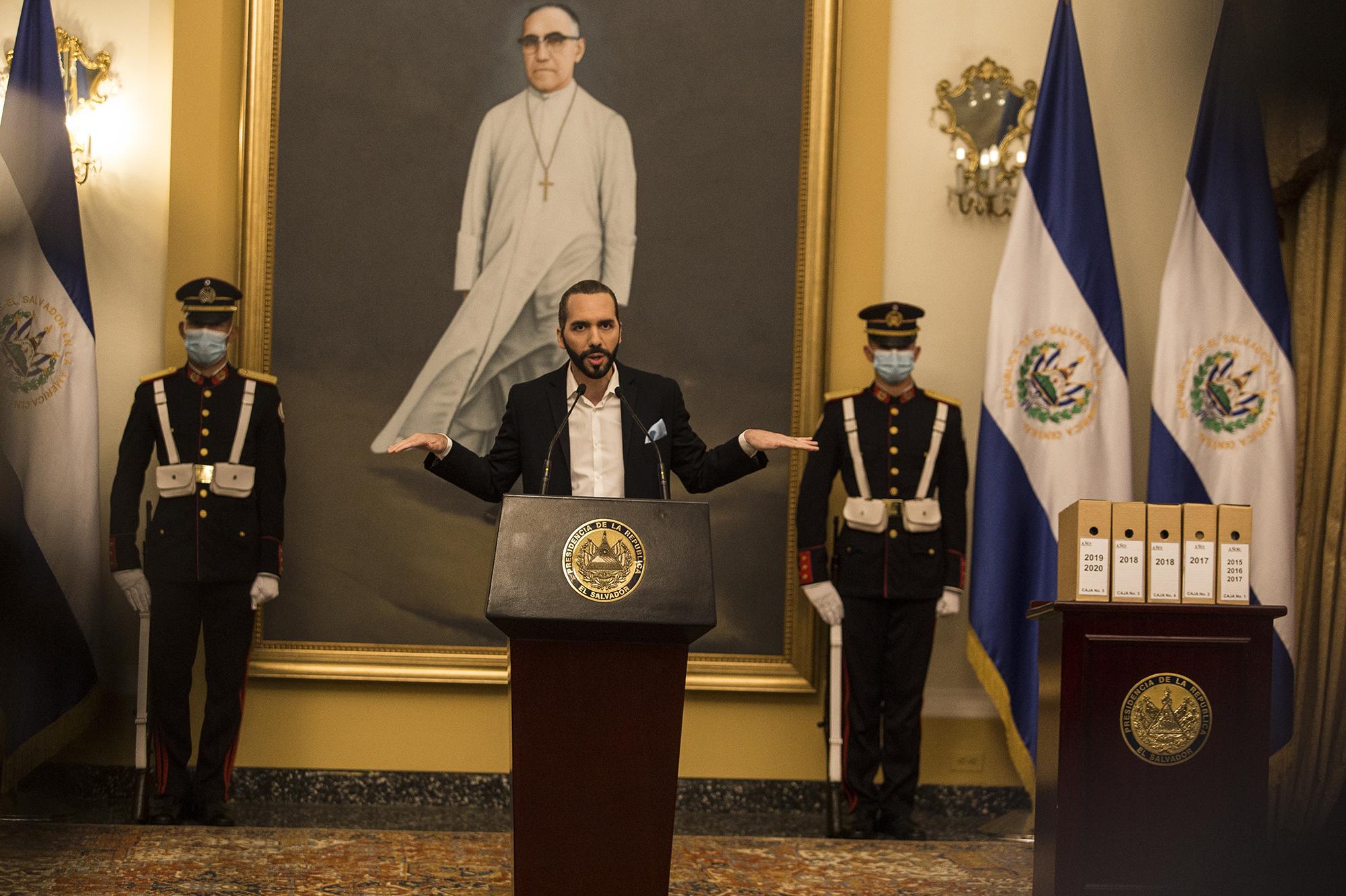 Conferencia de prena de Nayib Bukele, presidente de El Salvador, durante cadena nacional, realizada eel 24 de septiembre de 2020, en el Salón de Honor de Casa Presidencial. El presidente, de nuevo, realizó ataques contra la libertada de expresión, medios de comunicación, José María Tojeira y contra el juez del caso El Mozote. Foto de El Faro: Víctor Peña. 