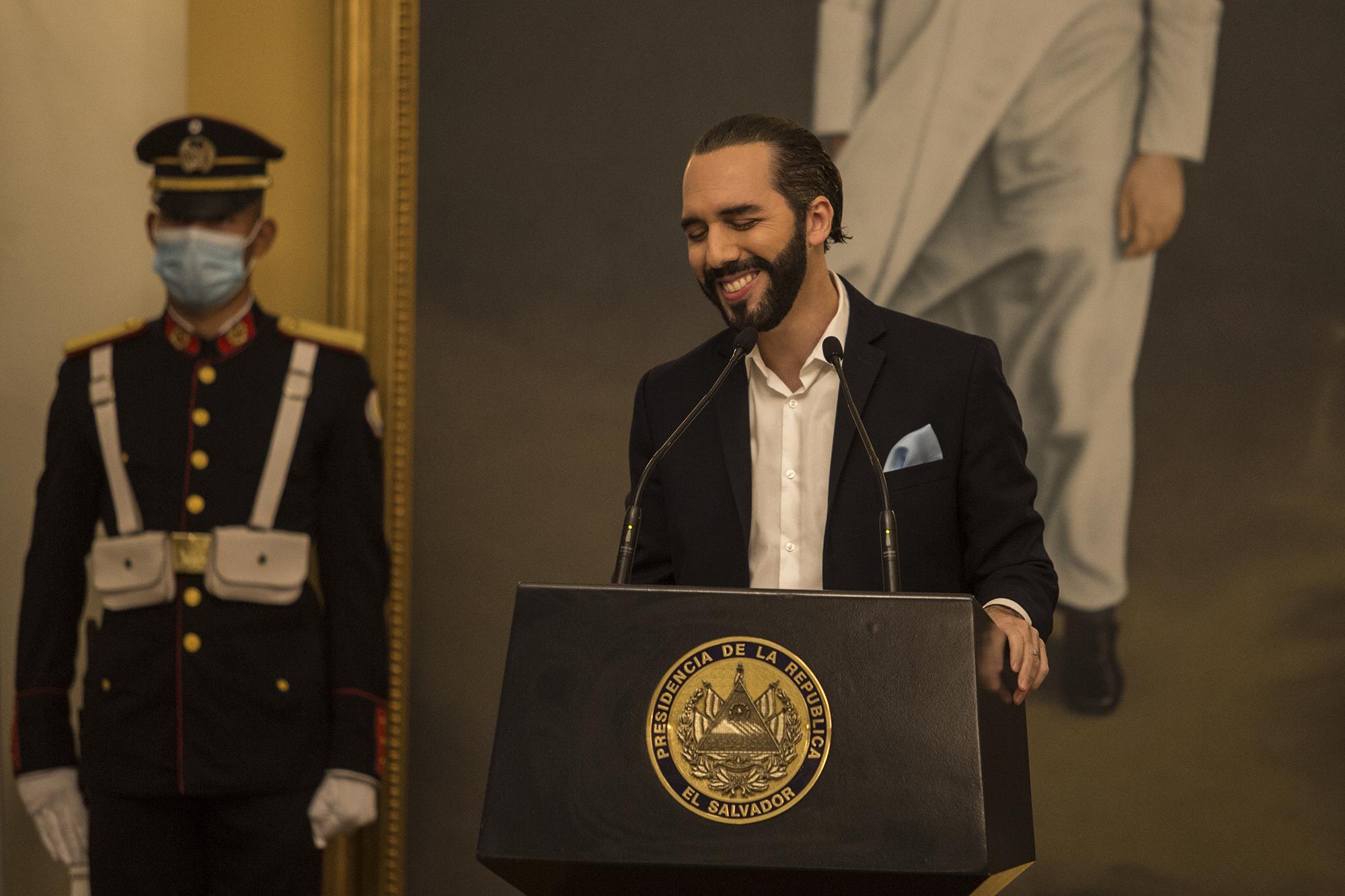 Conferencia de prensa de Nayib Bukele, presidente de El Salvador, durante cadena nacional, realizada el 24 de septiembre de 2020, en el Salón de Honor de Casa Presidencial. El presidente, de nuevo, realizó ataques contra la libertad de expresión, medios de comunicación, José María Tojeira y contra el juez del caso El Mozote. Foto de El Faro: Víctor Peña. 