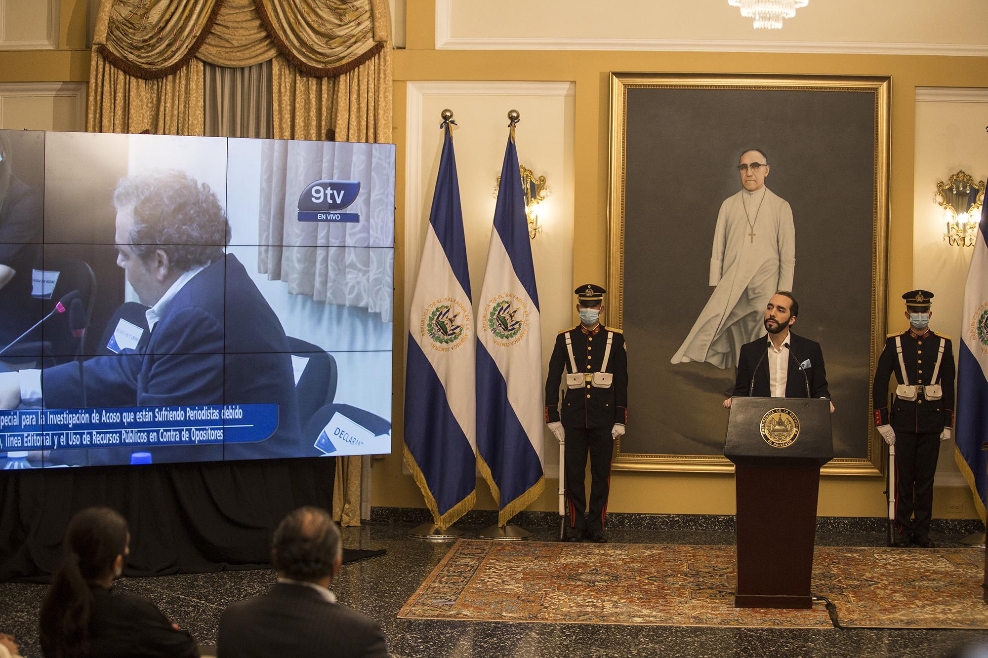 Conferencia de prensa del preidente Nayib Bukele, en el Salón de Honor de Casa Presidencial. Bukele arremetió contra los medios de comunicación más críticos de su gestión e hizo referencia a las declaraciones del fundador del periódico El Faro, Carlos Dada, durante su intervención en la comisión especial de la Asamblea Legislativa, que investiga los ataques a la prensa. Foto de El Faro: Víctor Peña. 