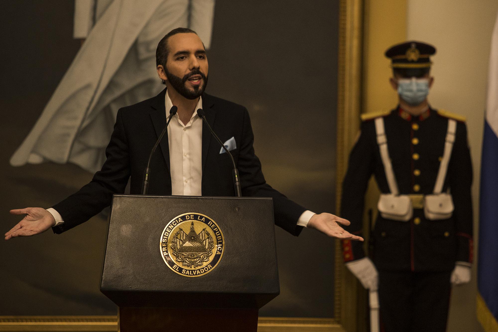 Nayib Bukele durante la cadena nacional en la que aseguró que contra El Faro hay una investigación por evasión y lavado de dinero. Foto de Víctor Peña.