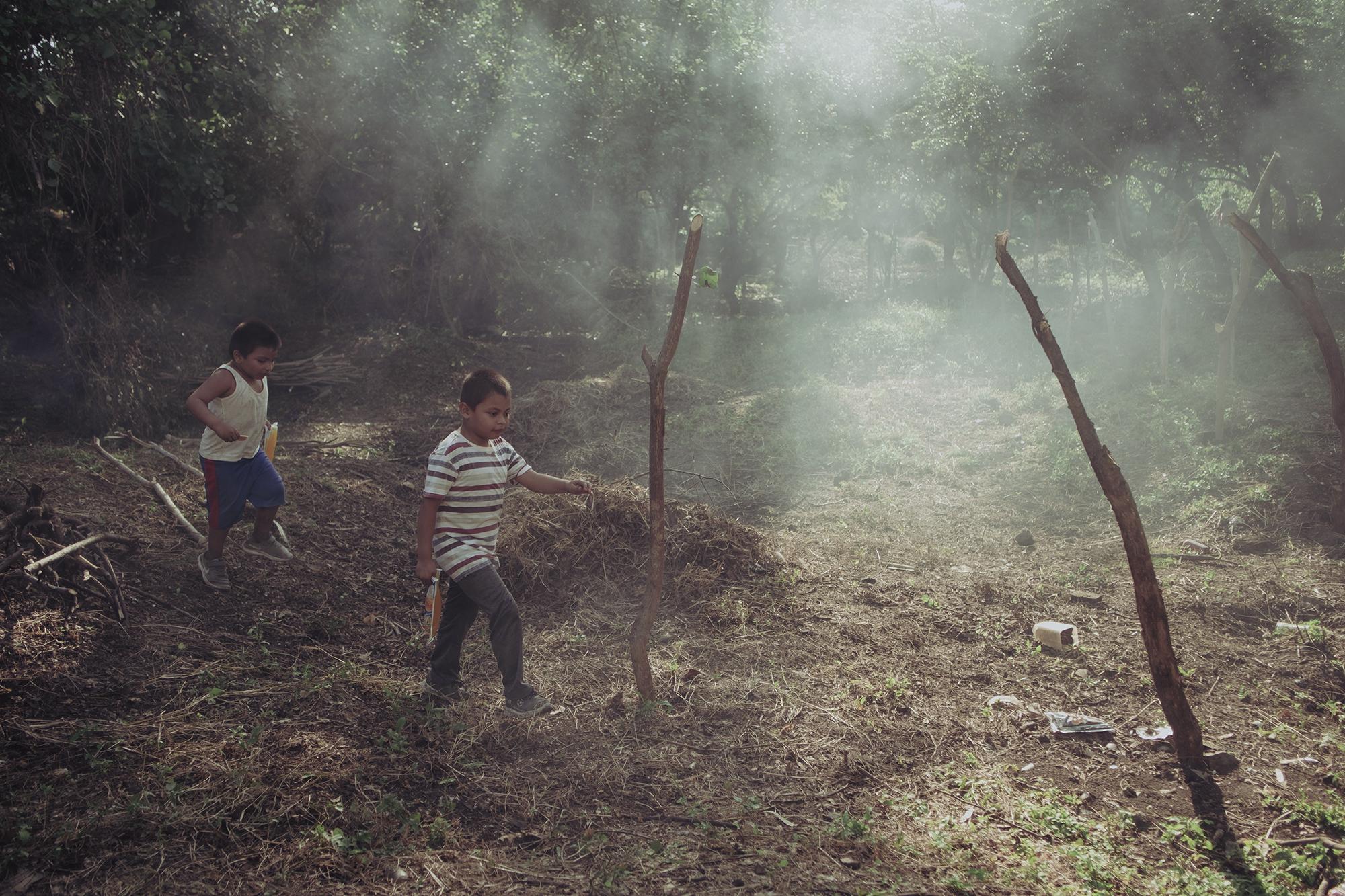 Hace un mes, cuando llegaron, el predio estaba lleno de arbustos y era casi imposible caminar ahí. Desde entonces, y de manera comunitaria, limpian y queman la basura para que sea un lugar seguro para todos los habitantes, en especial para que los niños no sufran ningún accidente mientras corren por el descampado.