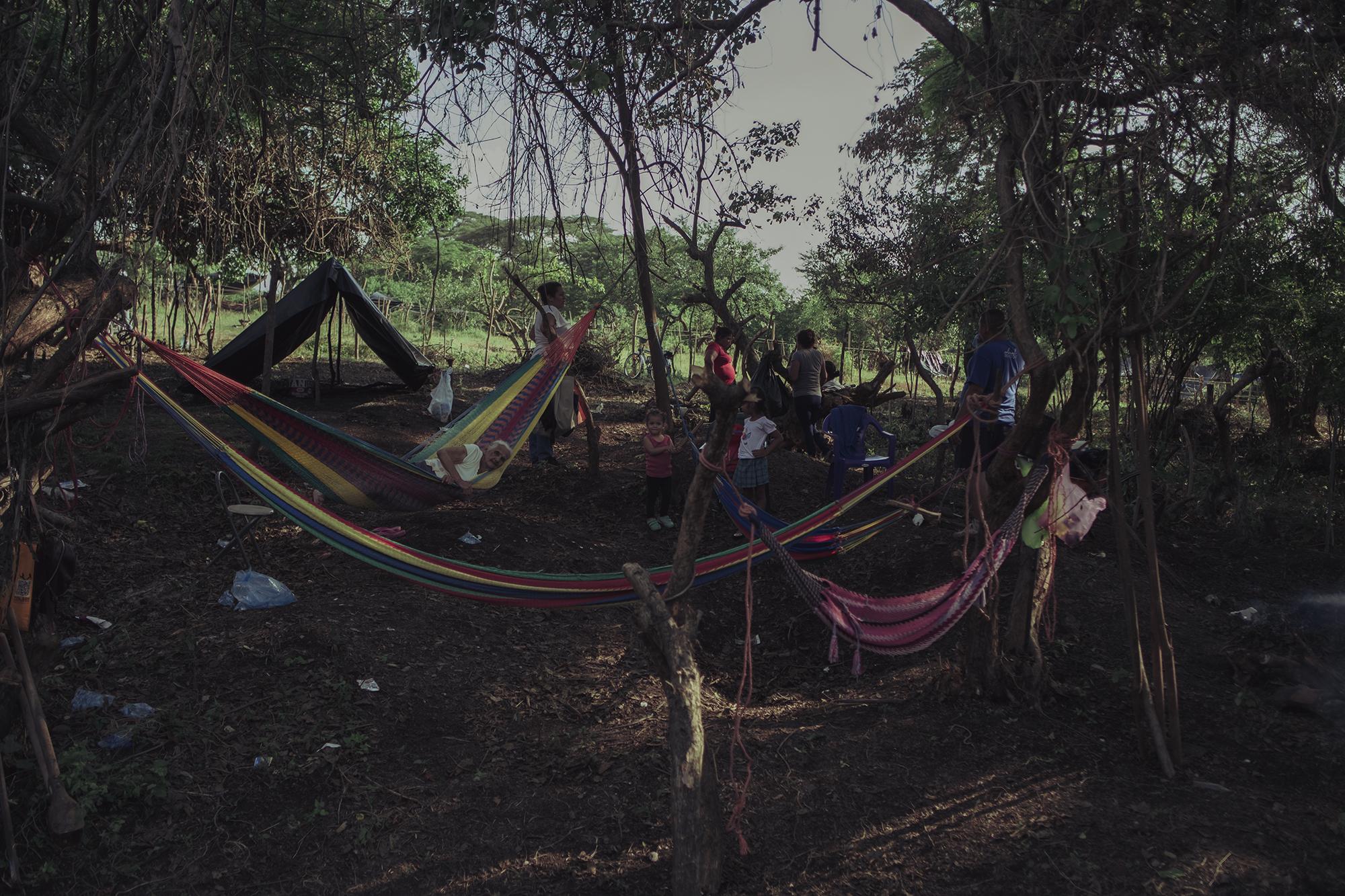 Un sector ocupado del terreno en el que se han refugiado los habitantes que huyeron de la comunidad Urbina 2. Las 100 familias establecidas han llegado paulatinamente durante un mes con la esperanza de poder hacer un nuevo asentamiento y algún día ser propietarios de los terrenos.