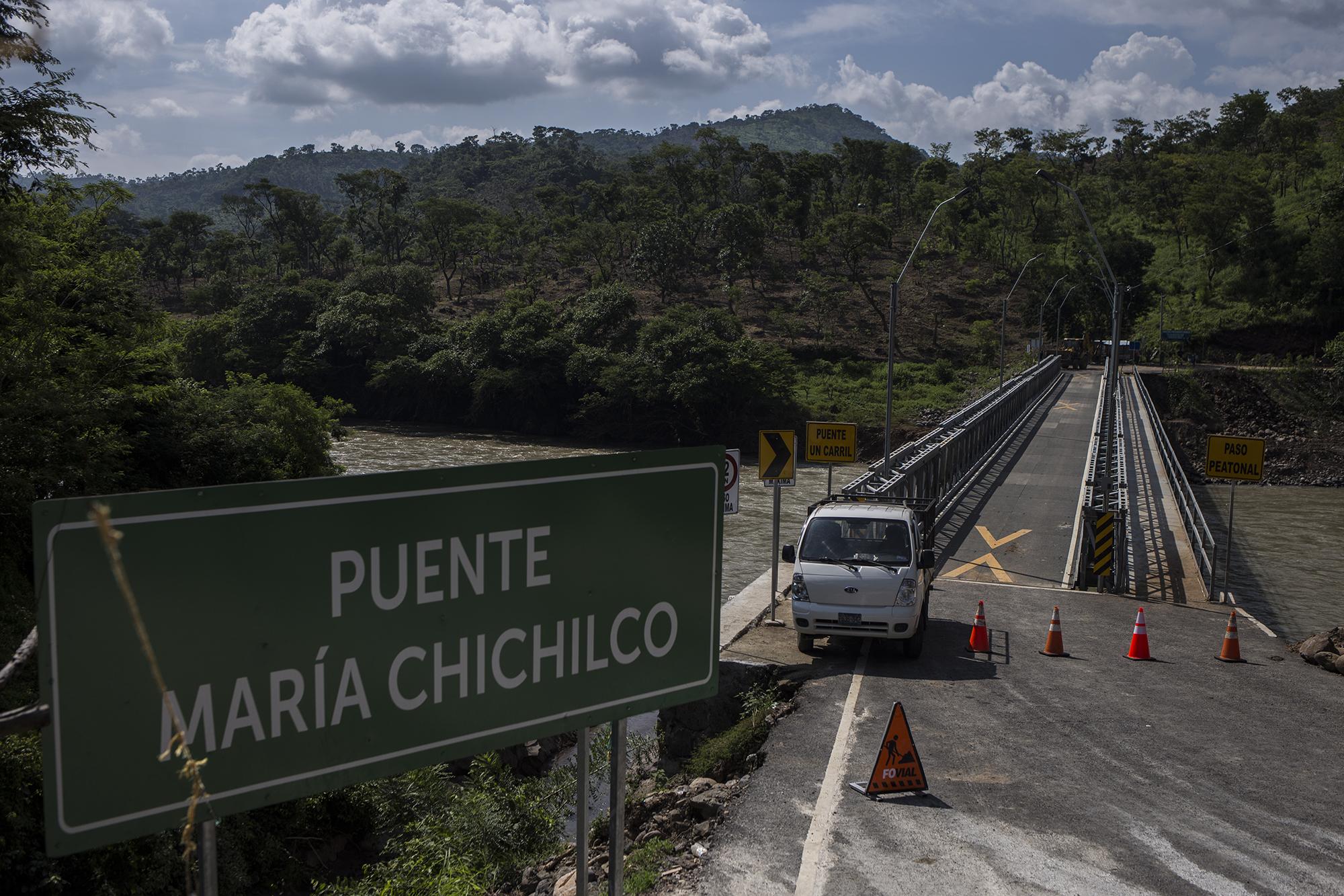 Paso cerrado. El 28 de agosto, Obras Públicas cerró el paso en el puente. Foto de Víctor Peña.