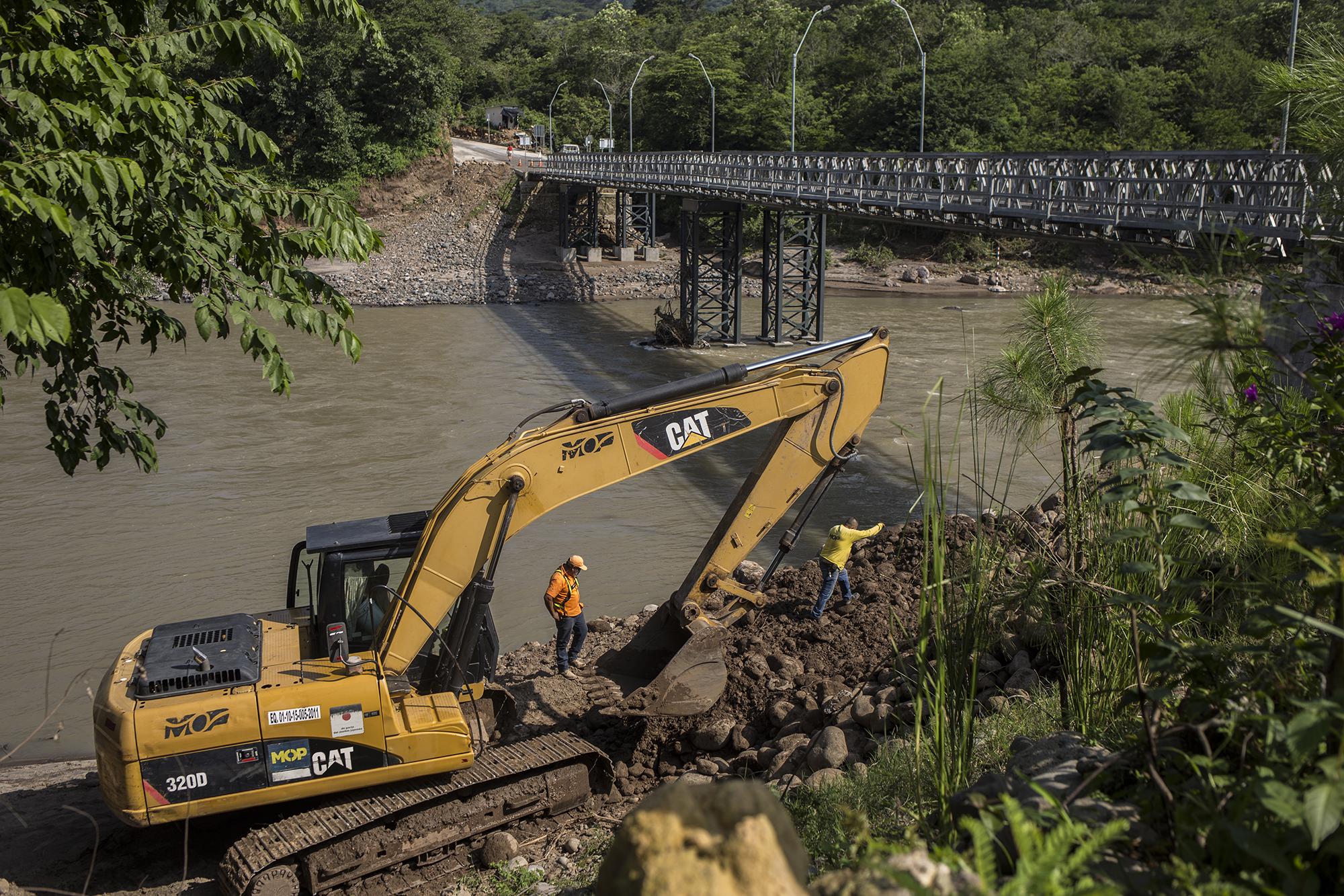 Trabajos de reparación en uno de los extremos del puente María Chichilco, que conecta los municipios de Torola y San Isidro, en el departamento de Morazán. 28 de agosto de 2020. Foto de El Faro: Víctor Peña. 