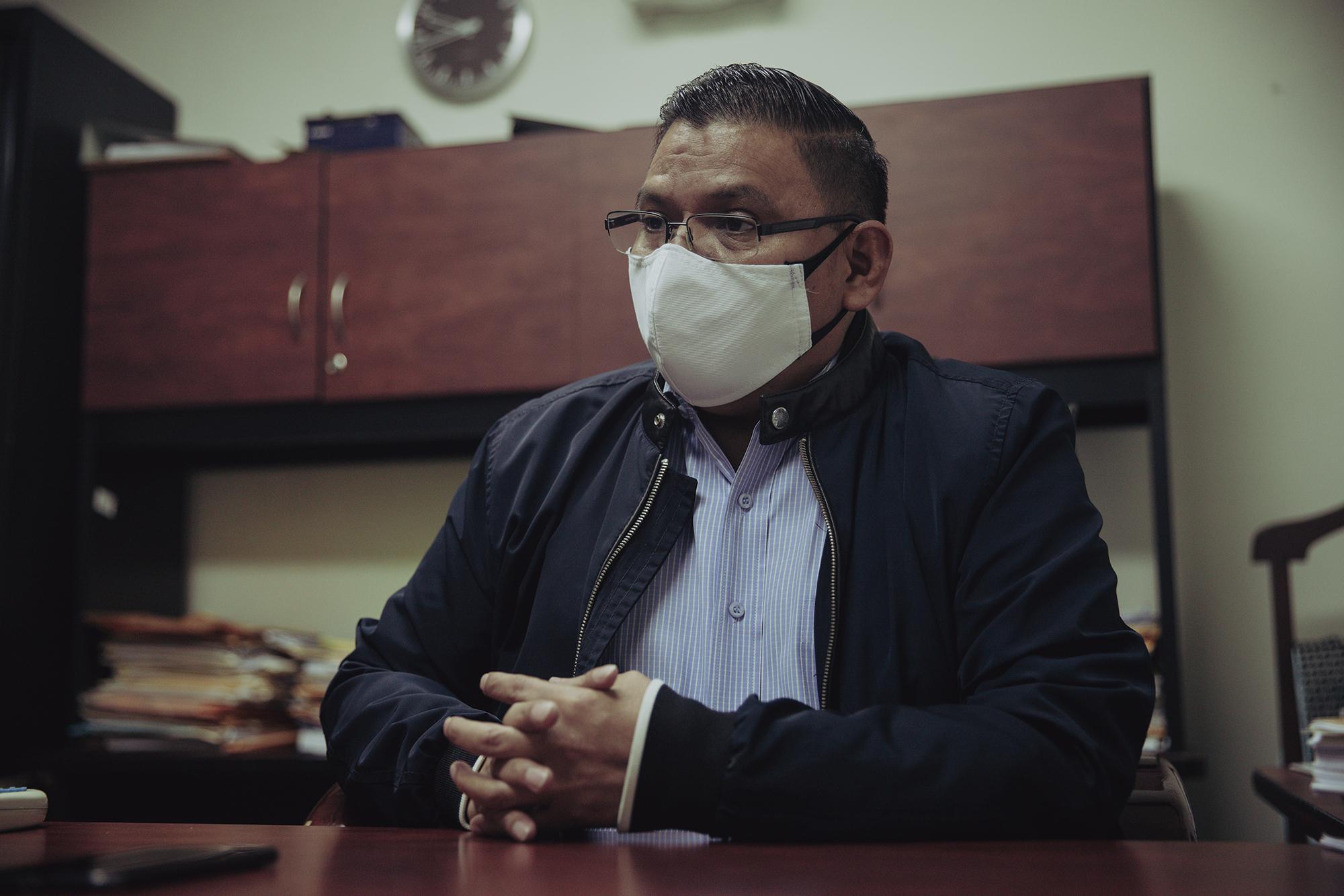 El diputado del partido GANA, Guadalupe Vasquez, durante una entrevista a El Faro. Foto de El Faro: Carlos Barrera