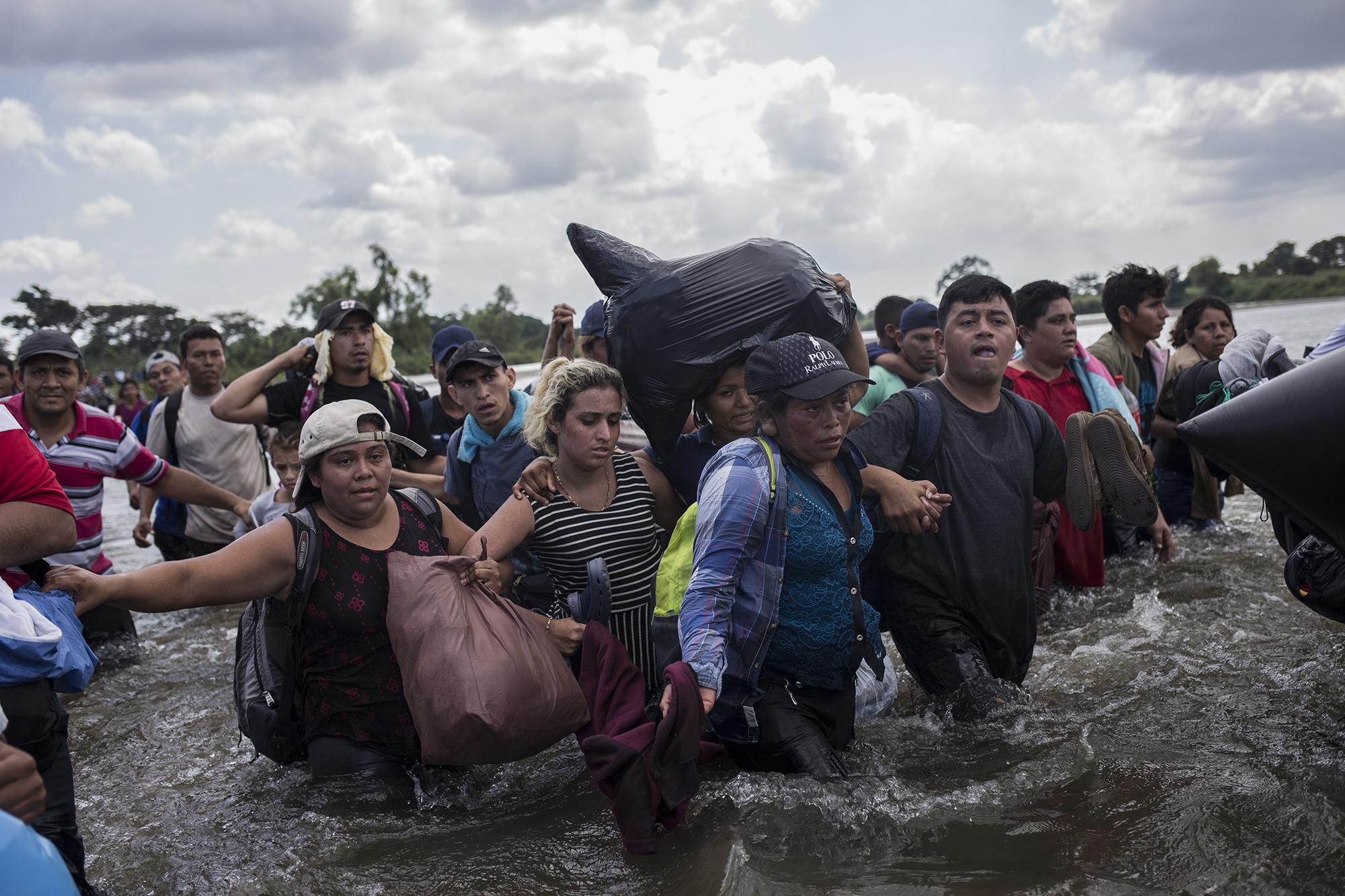 Migrantes salvadoreños cruzan el cauce del río Suchiate, que marca la línea fronteriza entre Guatemala y México, el 2 de noviembre de 2018, previo a la llegada de Bukele a la Presidencia. La caravana que partió de San Salvador el 31 de octubre, pretendía llegar hasta Estados Unidos. Foto de El Faro: Víctor Peña. 