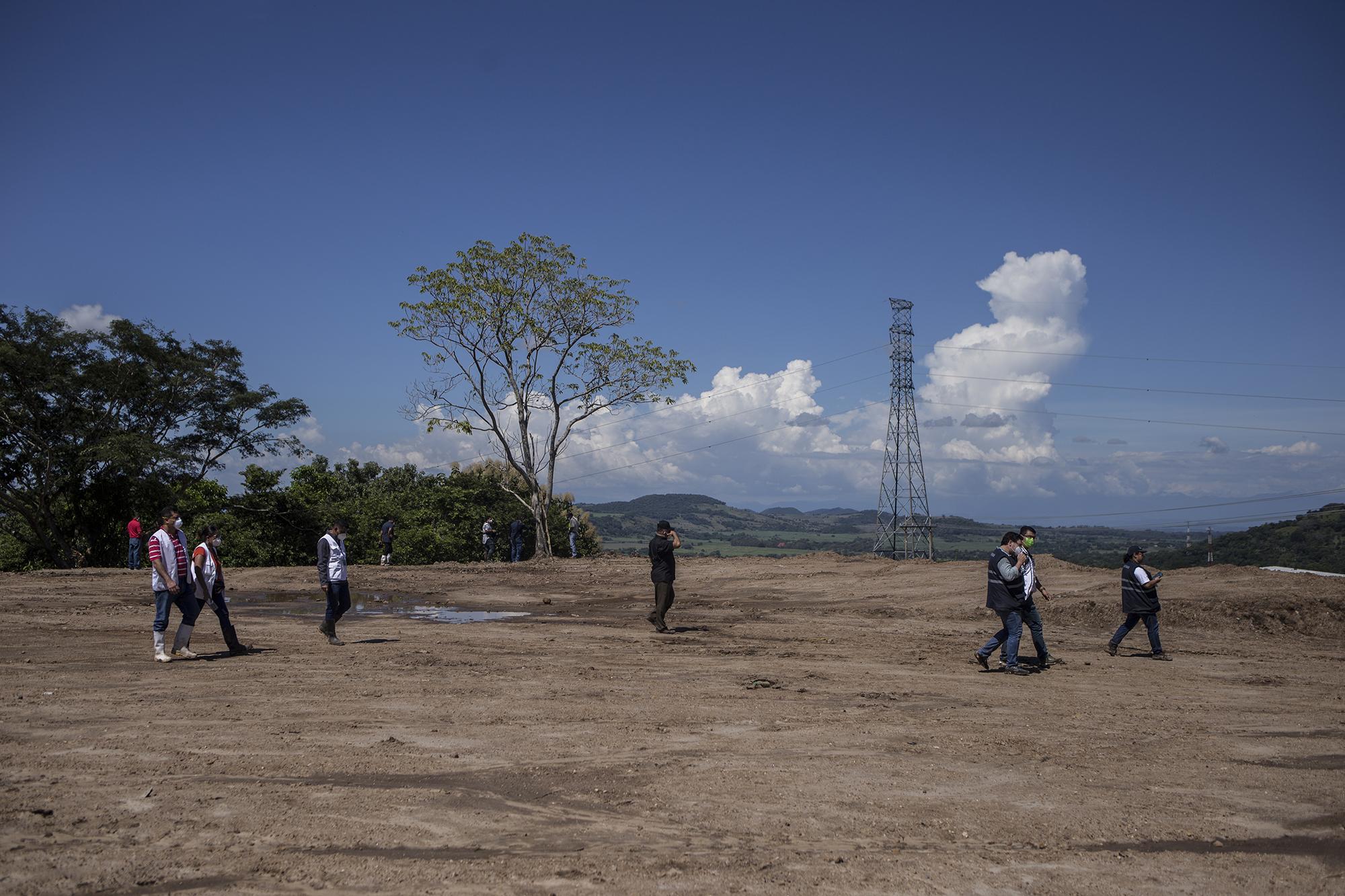 Policías y fiscales de unidades medioambientales recorrieron la quebrada del Cantón El Chorizo, en Nejapa, el viernes 30 de octubre 2020, un día después la tragedia. Dijeron que llevarían topógrafos e hidrólogos al lugar para hacer más inpsecciones. Foto de El Faro: Víctor Peña. 