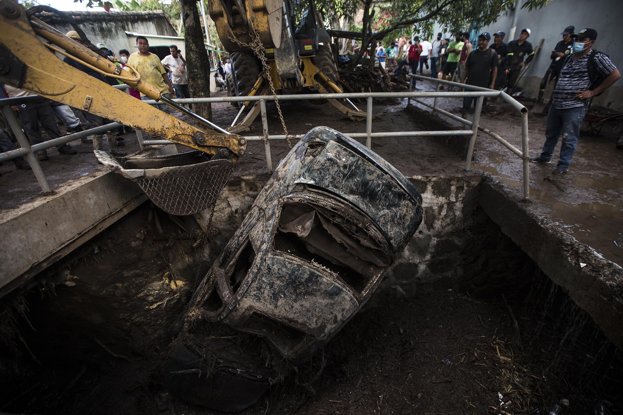 Empleados municipales e internos de fase de confianza, durante labores de rescate en la quebrada San Antonio, del municipio de Nejapa. El Gobierno central y la alcaldía de Nejapa no coordinaron esfuerzos pese a que la Ley de Protección Civil y Mitigación de Desastres lo exige. Foto de El Faro: Víctor Peña. 