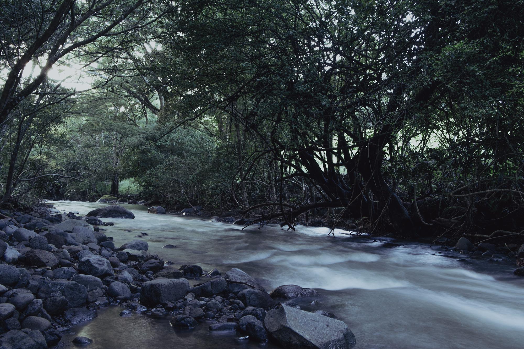 Río Sazalapa, del lado izquierdo es El Salvador, y de lado derecho Honduras. En este punto personas hondureñas se abastecen de productos, ya que Arcatao es el pueblo más cercano a sus caseríos fronterizos con El Salvador. Foto de El Faro: Carlos Barrera