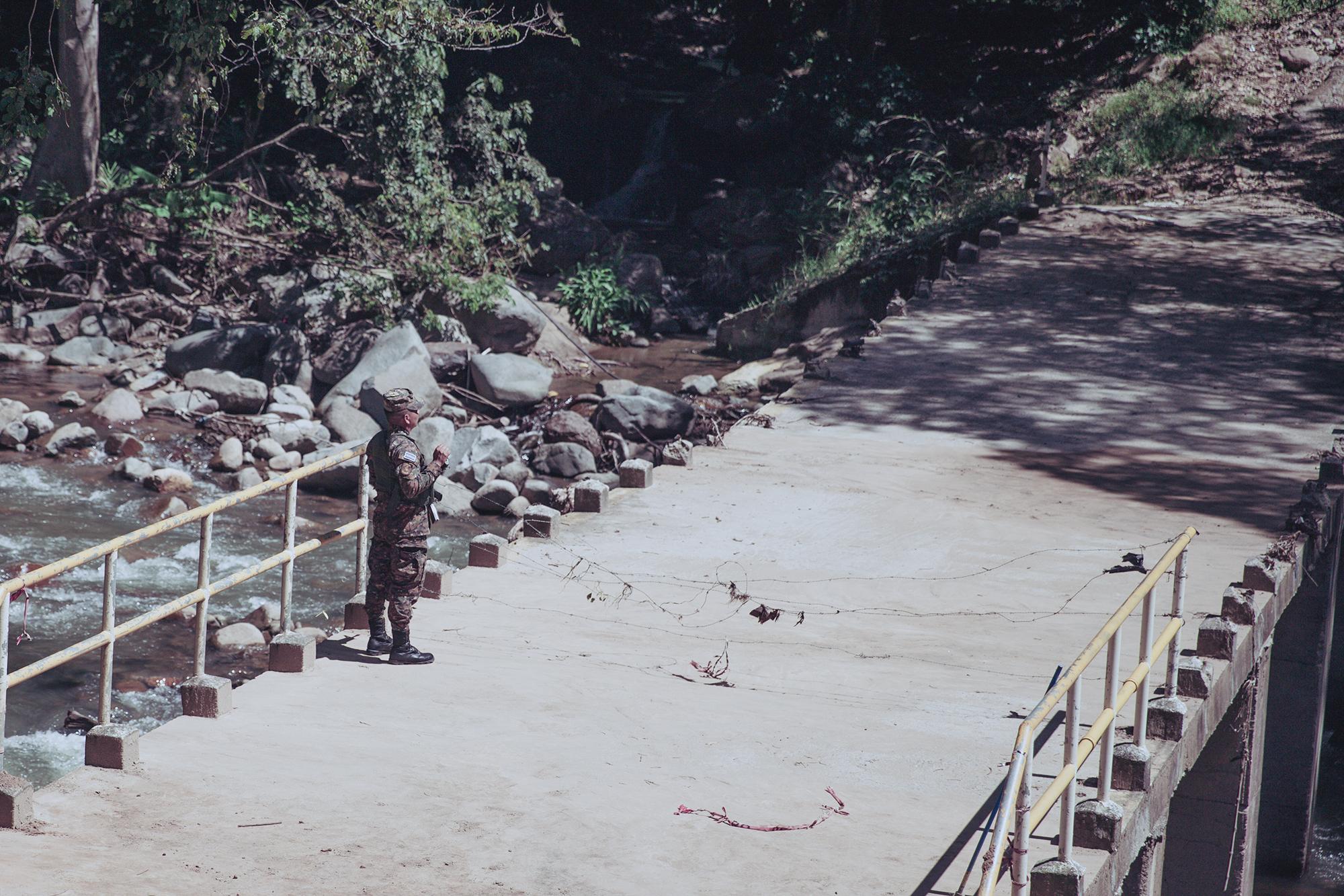 Un soldado salvadoreño vigila el paso fronterizo con Honduras en el municipio de San Fernando,  Chalatenango. Allí no pueden cruzar ni salvadoreños ni hondureños. Foto de El Faro: Carlos Barrera