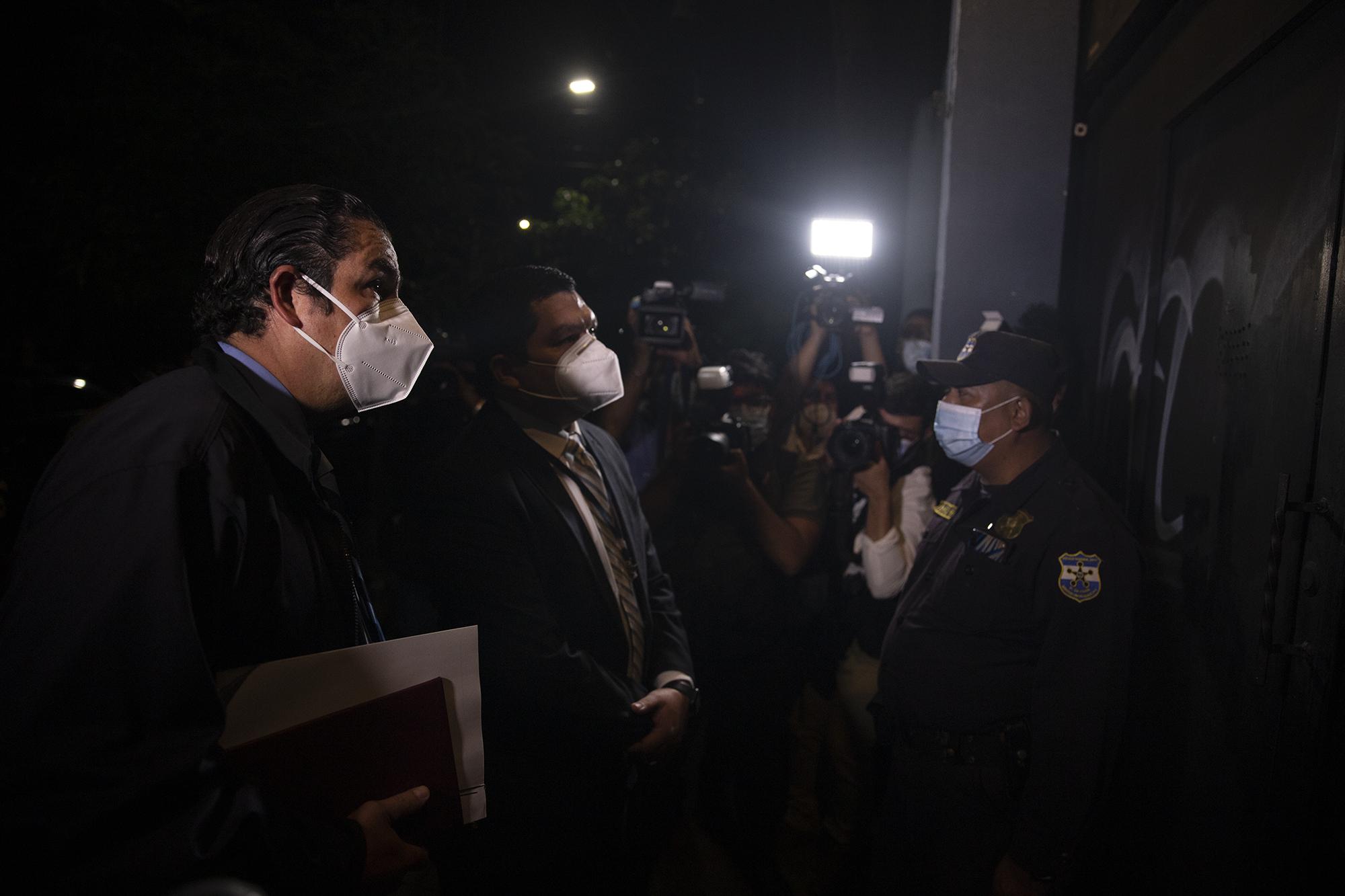 Fiscales anticorrupción son obstaculizados por agentes de la PNC en la noche del martes 10 de noviembre, durante las investigaciones de los millonarios contratos de la pandemia en el Ministerio de Salud. Foto de Carlos Barrera / El Faro