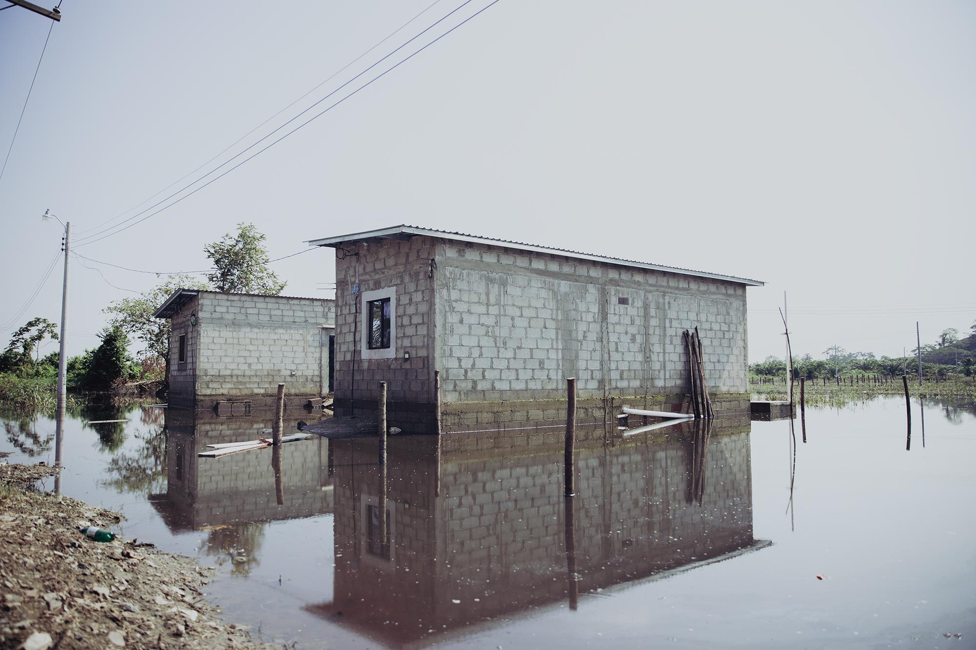 Las casas de la colonia San Rafael en Bajos de Choloma quedaron abandonadas después que sus dueños huyeran de la inundación que causó la tormenta Eta cuando todo tierra hondureña el pasado 4 de noviembre de 2020. Foto de El Faro: Carlos Barrera