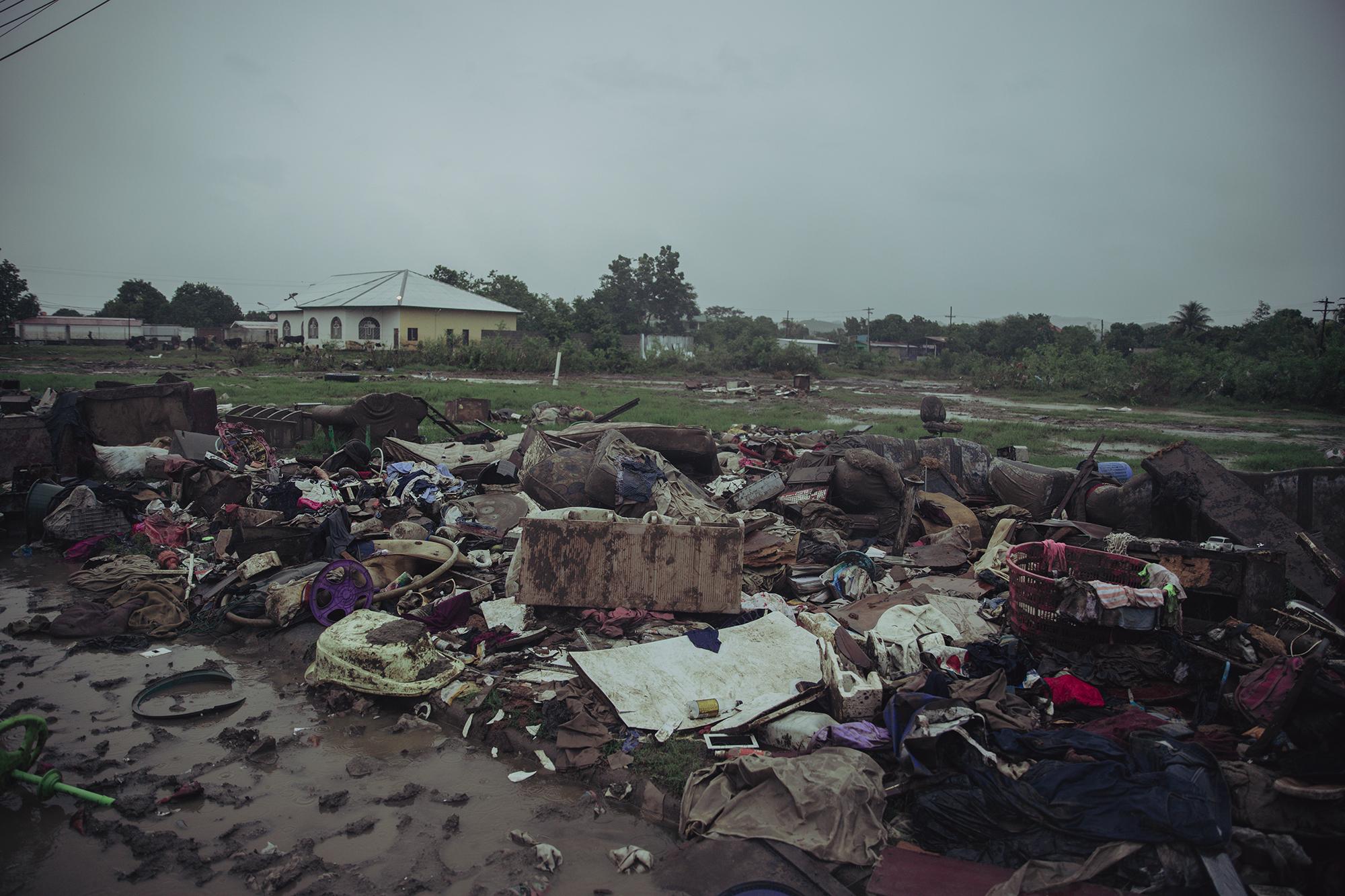 La Rivera Hernández está compuesta por al menos 36 colonias y tiene más de 150,000 habitantes. El sector fue uno de los más afectados durante la tormenta Eta. Ahora, con el paso de Iota, la Rivera es un lugar desolado, miles de personas dejaron sus casas debido al temor de una segunda inundación. En las calles solo quedan enormes volcanes de basura que, al ser arrastrados, por las corrientes de Iota, sirven de algo para los habitantes de los sectores más bajos. Algunos de los habitantes que se quedaron sobreviven de sacar lo que puedan de la basura que baja 