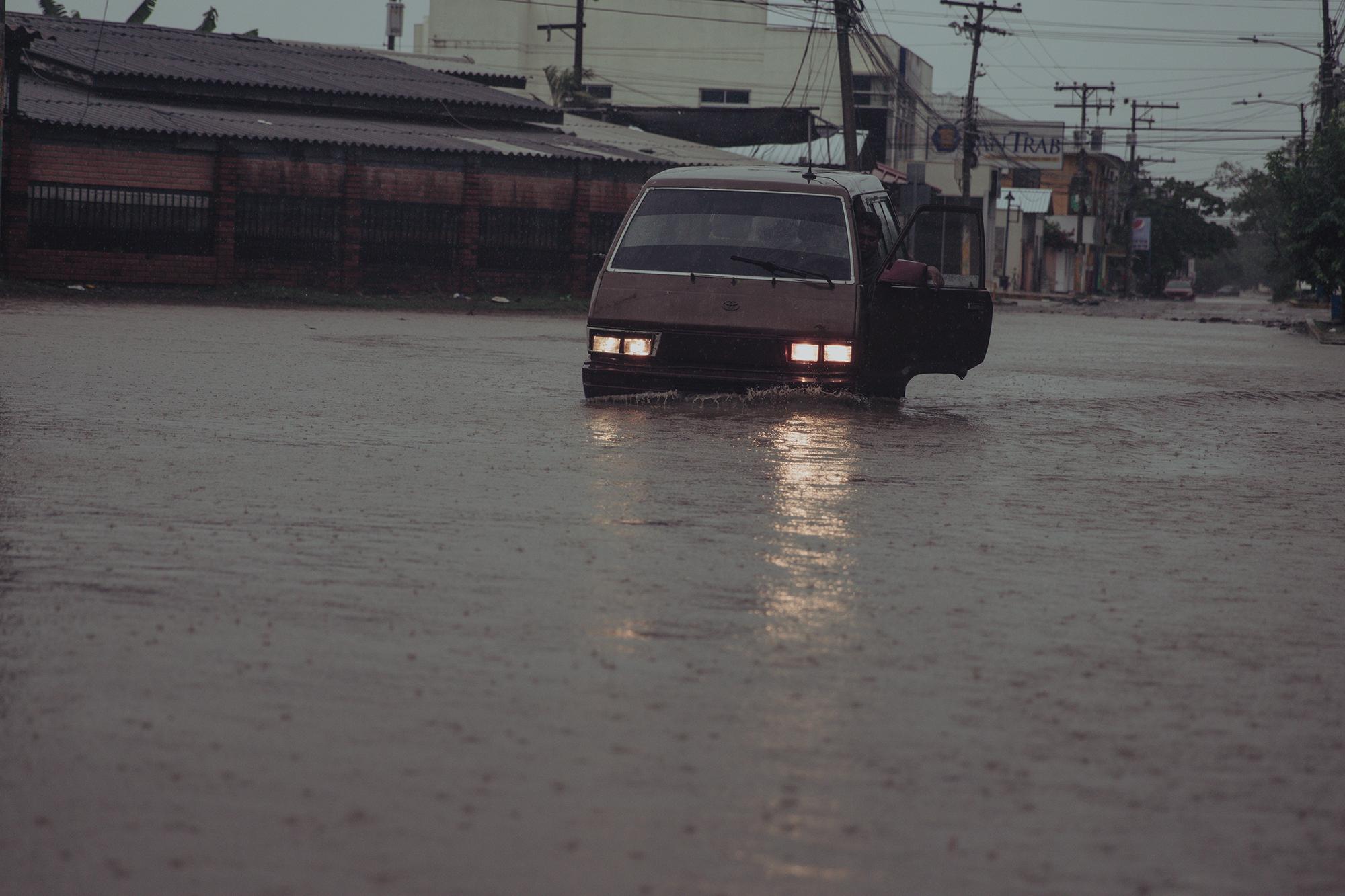 Las primeras horas de lluvia del huracán Iota provocaron inundaciones en la zona norte de Honduras. En el municipio La Lima las calles eran intransitables. Del lugar evacuaron a centenares de familias previo a la entrada del huracán Iota. Muchos decidieron no evacuaron al principio y corrieron el riesgo de huir durante la tormenta. Las inundaciones del municipio se deben al desbordamiento del río Chamelecón.