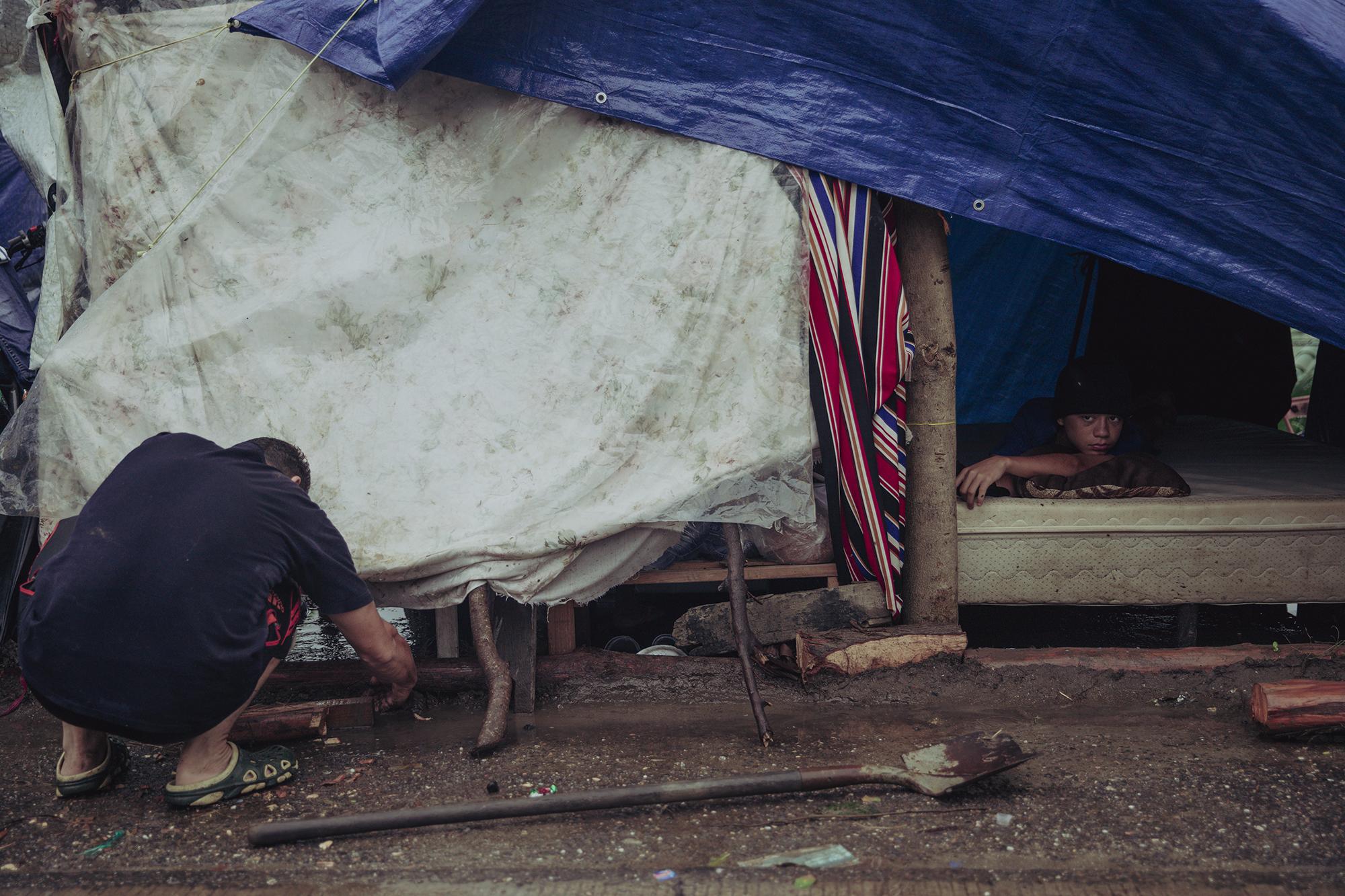 La familia Morales soportó las primeras lluvias de Iota bajo una carpa de plástico a la orilla del bulevar San Pedro Sula y Progreso. Ellos escaparon de la comunidad 23 de septiembre, la cual quedó totalmente inundada por las lluvias que dejó Eta. Junto a los Morales, centenares de familias se han tomado la calle como un refugio a falta de iniciativas del Gobierno para evacuarlos a lugares seguros.