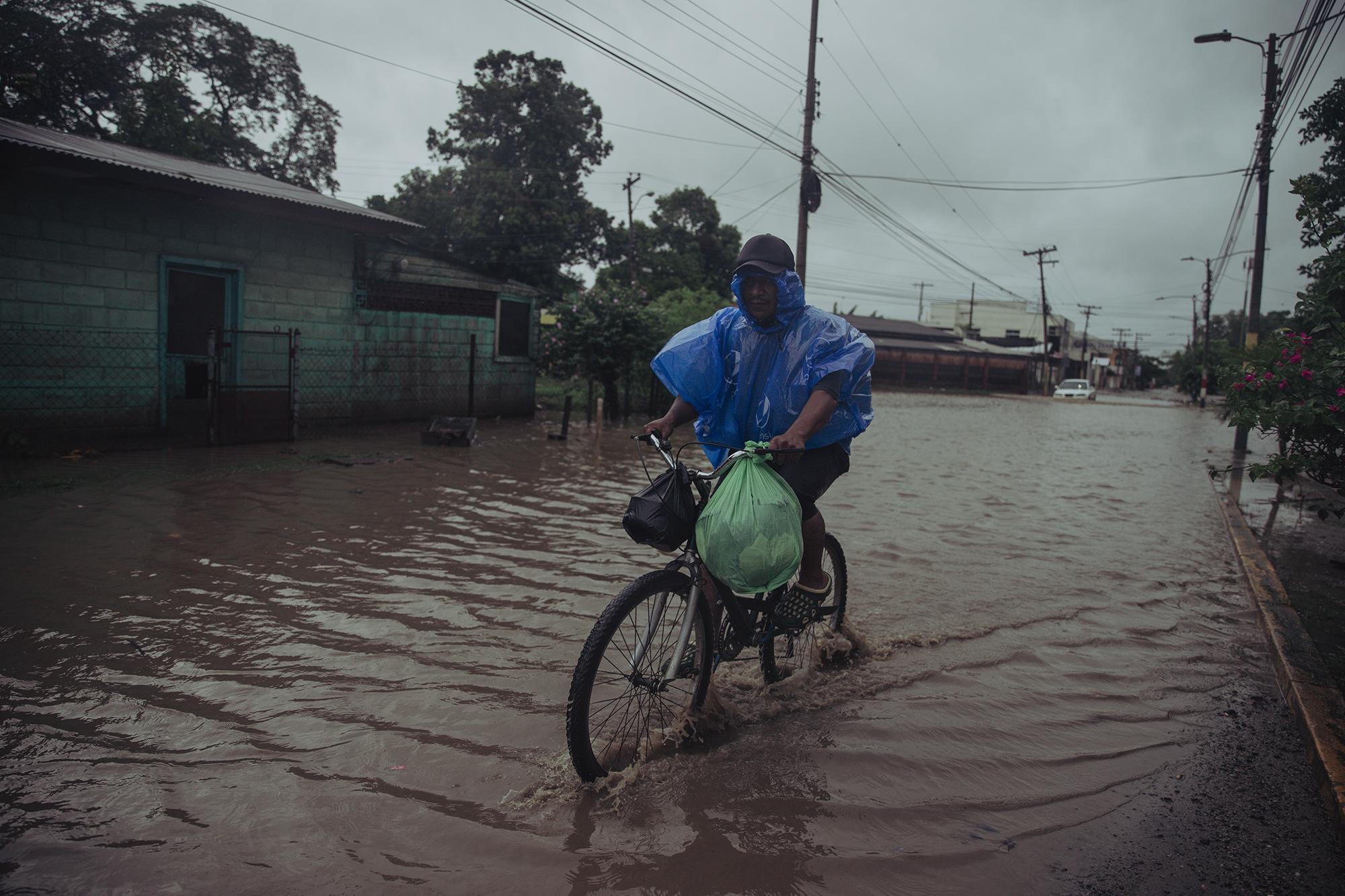 Francisco Galdámez regresó a su casa ubicada en el municipio La Lima para poder limpiar el lodo que había dejado Eta a su paso. Mientras regresaba al lugar donde se ha refugiado, encontró la carretera principal del municipio inundada. 