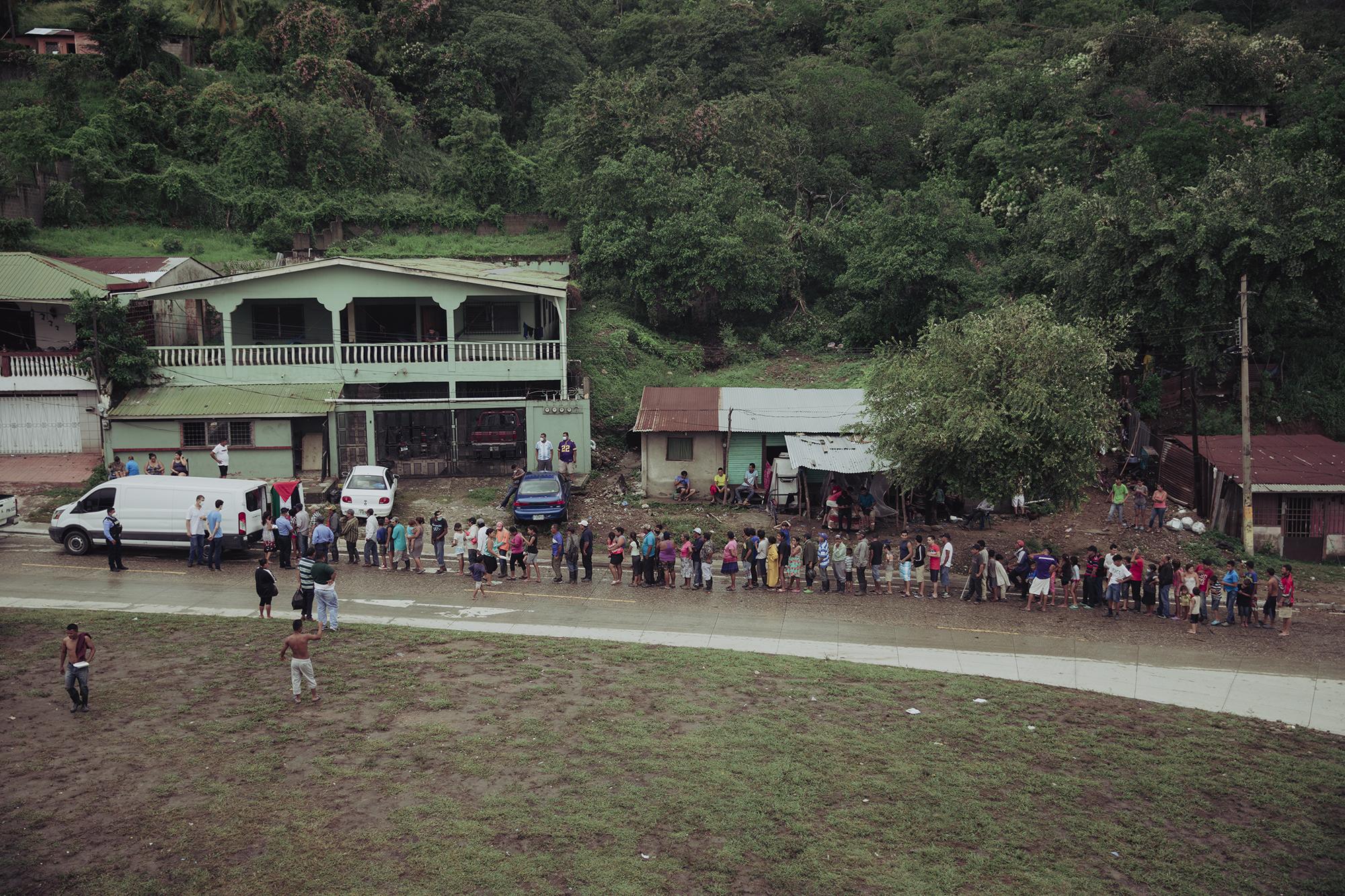 En Honduras, cuatro de cada diez personas viven en pobreza extrema, no logran comprar la comida suficiente. Debido a la tormenta Eta, miles de hondureños se quedaron sin poder trabajar, sin casa y viviendo en la calle. Con la entrada del huracán Iota el hambre en las calles aumentó y miles de personas salieron a pedir algo para comer en el Valle de Sula.