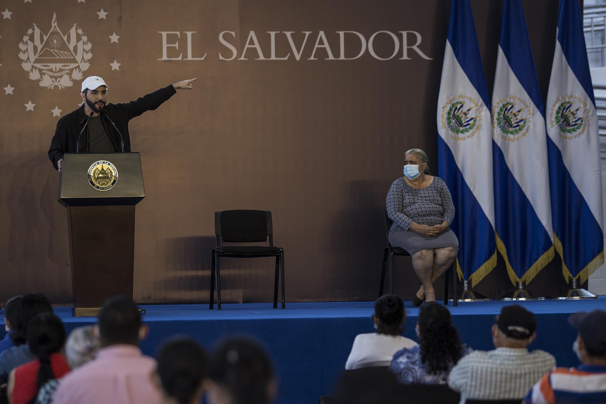 Discurso del presidente Nayib Bukele, durante su visita al caserío El Mozote, en el departamento de Morazán. A su izquierda está Sofía Romero, sobreviviviente de la masacre del 11 de diciembre de 1981. Foto de El Faro: Víctor Peña. 