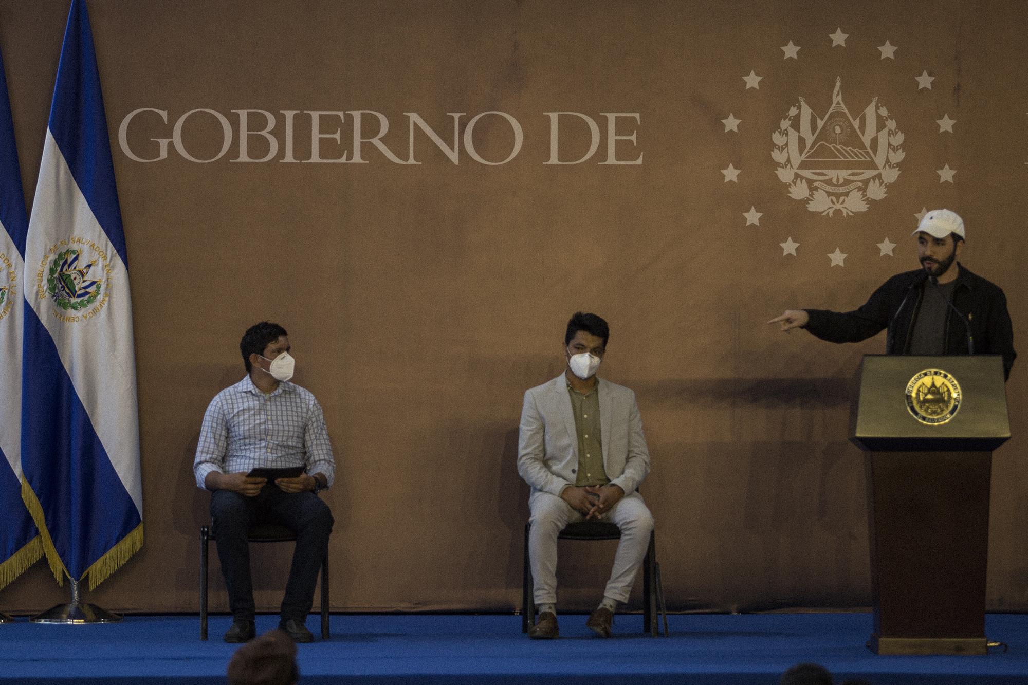 Discurso del presidente Nayib Bukele, durante su visita al caserío El Mozote, en el departamento de Morazán. A su derecha, de traje gris, está Florentín Ramos, precandidato al Parlacen por el partido Nuevas Ideas. Foto de El Faro: Víctor Peña. 