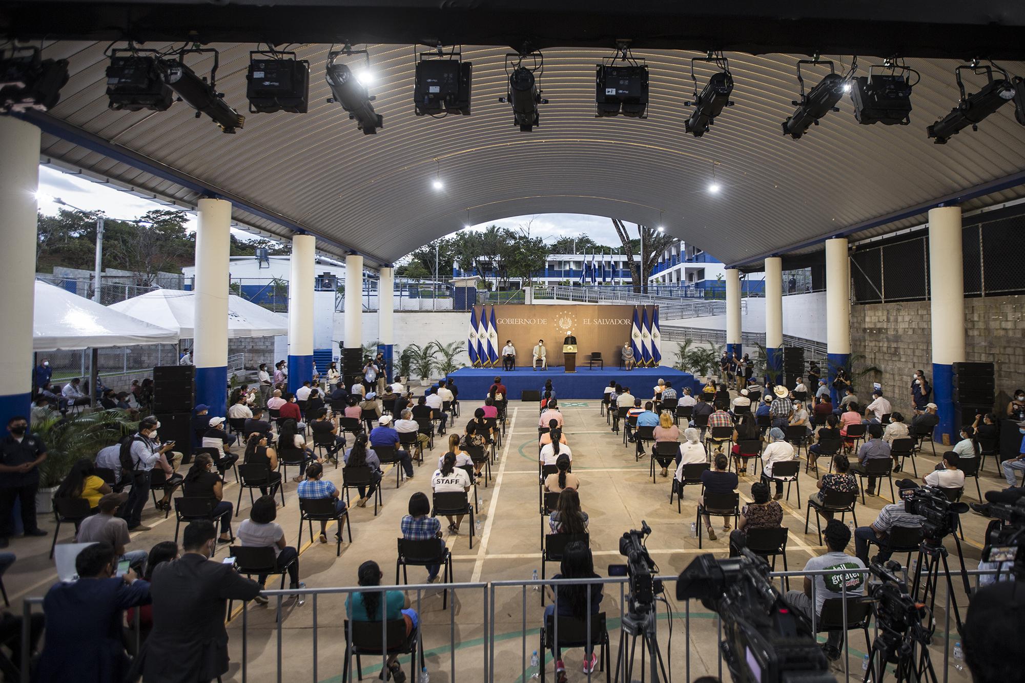 Visita del presidente Nayib Bukele al Complejo Educativo del caserío El Mozote, en el departamento de Morazán, la tarde del jueves 17 de diciembre e 2020. Foto de El Faro: Víctor Peña. 