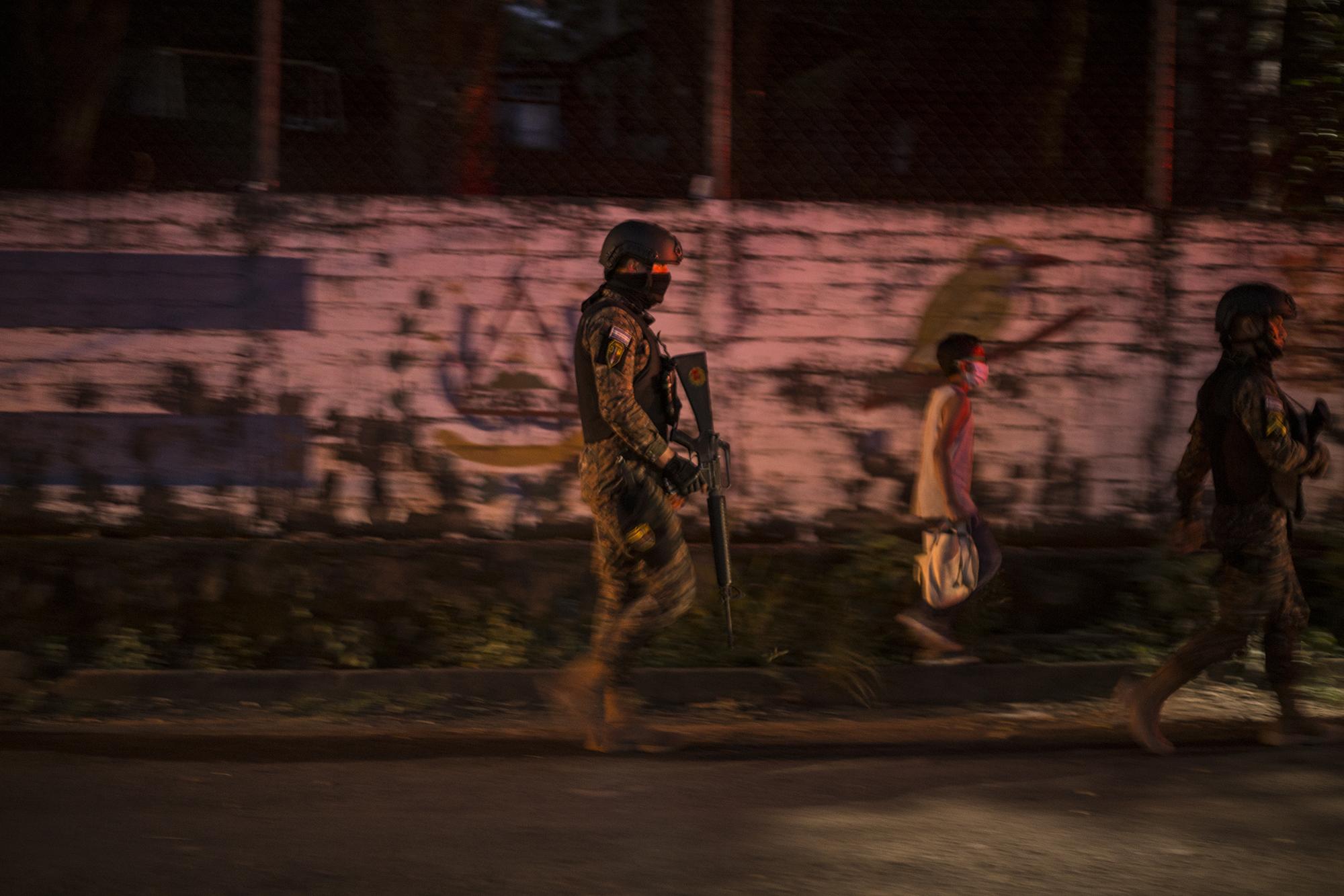 Militares recorren las calles del caserío El Mozote, en el departamento de Morazán. La llegada del presidente Bukele estuvo acompañada de un batallón de La Fuerza Armada que se tomó las calles de esta comunidad que fue víctima de la masacre del 11 de diciembre de 1981. Foto de El Faro: Víctor Peña. 