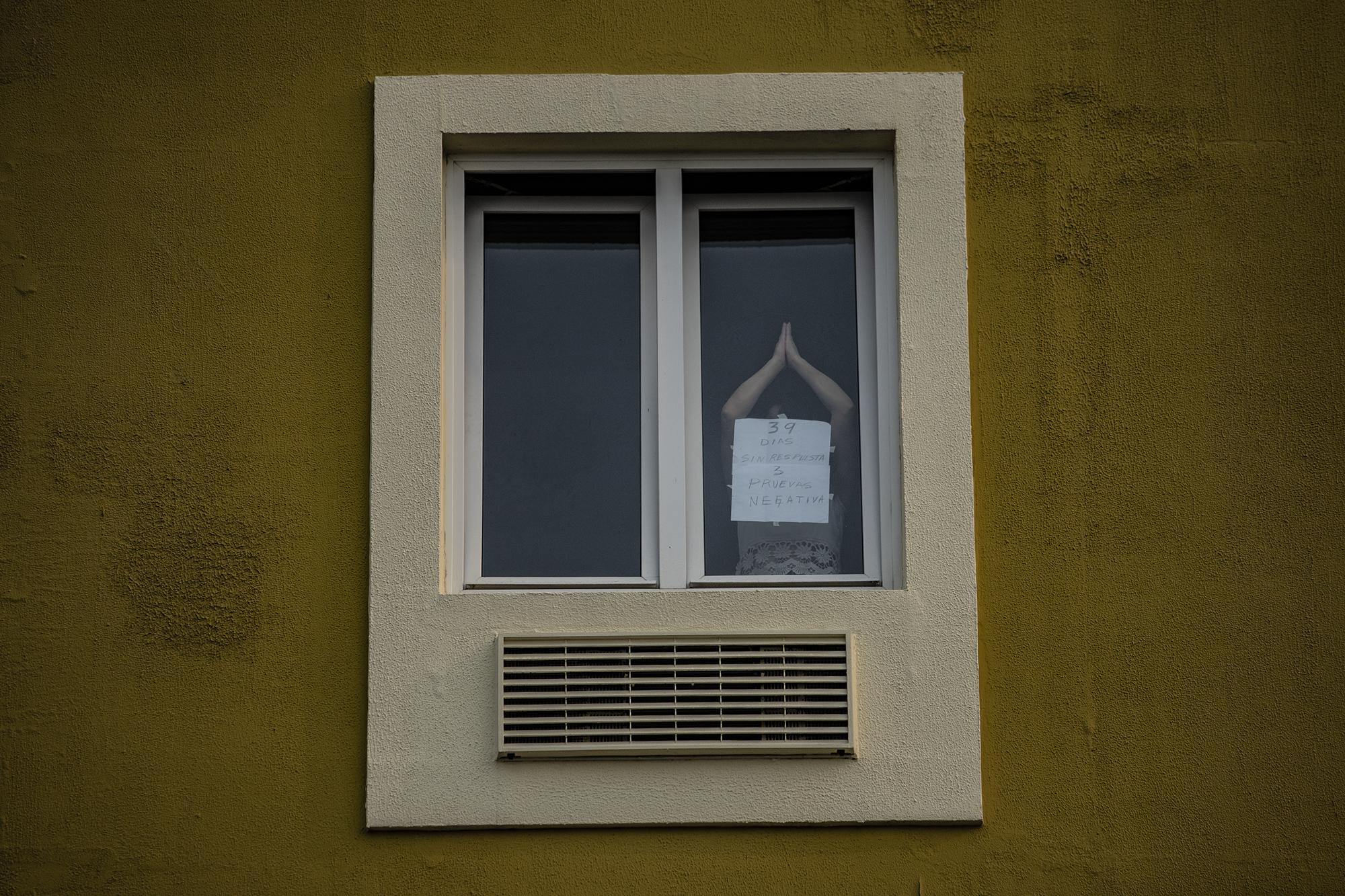 “Van 39 días sin respuestas y tres pruebas negativas”, así decía el cartel que una mujer mostraba en abril desde la ventana de su cuarto en el hotel Beverly Hills, en la urbanización Madreselva, que sirvió como centro de cuarentena para personas que regresaron a El Salvador tras la primera semana de marzo, cuando ya se había establecido la norma de cuarentena obligatoria para todo aquel que entrara al país. En el hotel había personas que estuvieron en encierro por 39 días, cuando la cuarentena que aceptaron a su entrada al país era de 30. Esa semana de mediados de abril, circularon en redes varios videos con personas en cuarentena en diferentes hoteles del país pidiendo que los saquen, que ya pasó su tiempo de encierro. La Organización Mundial de la Salud (OMS) recomendó que los pacientes con resultado positivo guardaran una cuarentena preventiva de 15 días. Las personas del hotel gritaban y escribían en papeles que ya les habían hecho tres pruebas y, a pesar de eso, no los enviaban a sus casas. Un video circuló en Twitter la tarde del viernes 17 de abril, difundido por la cuenta de la Telecorporación Salvadoreña (TCS). El presidente Nayib Bukele reaccionó en la misma red social diciendo que 
