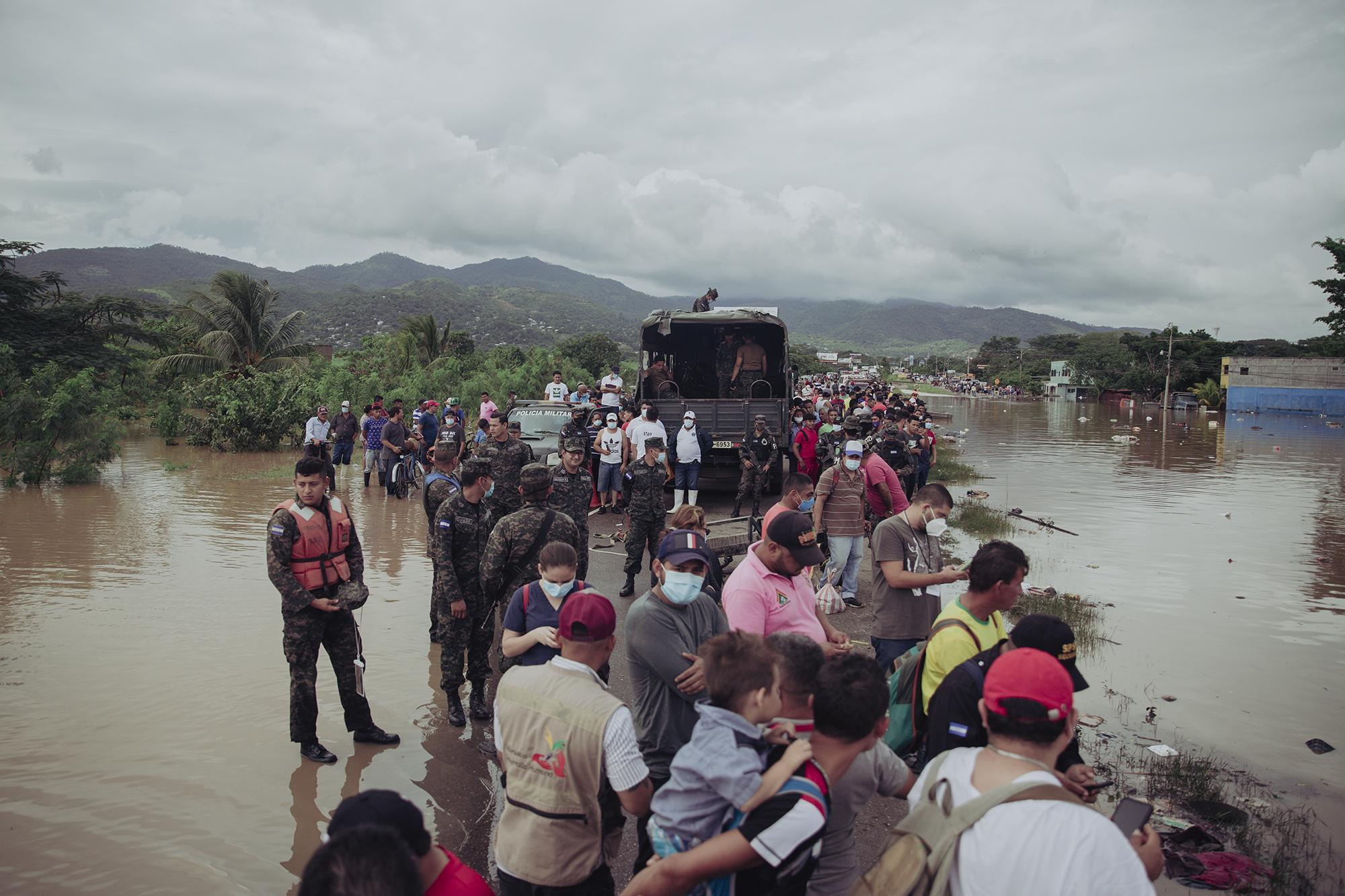 San Pedro Sula, capital industrial hondureña, quedó aislada de Tegucigalpa, ya que las carreteras que conectan a ambas ciudades quedaron inundadas debido a las tormentas provocadas por el huracán Iota, en mayor huracán de 2020 en el Atlántico centroamericano, que generó destrozos en Nicaragua y Honduras, principalmente. En Villanueva, municipio del departamento Cortés, centenares de personas que viajaban hacia Tegucigalpa quedaron a la deriva en lo que parecía una costa y no una carretera. Honduras, golpeado por la pandemia y los huracanes, iniciará un 2021 en medio de una crisis económica que ha dejado a miles viviendo en las calles. Foto de El Faro: Carlos Barrera.