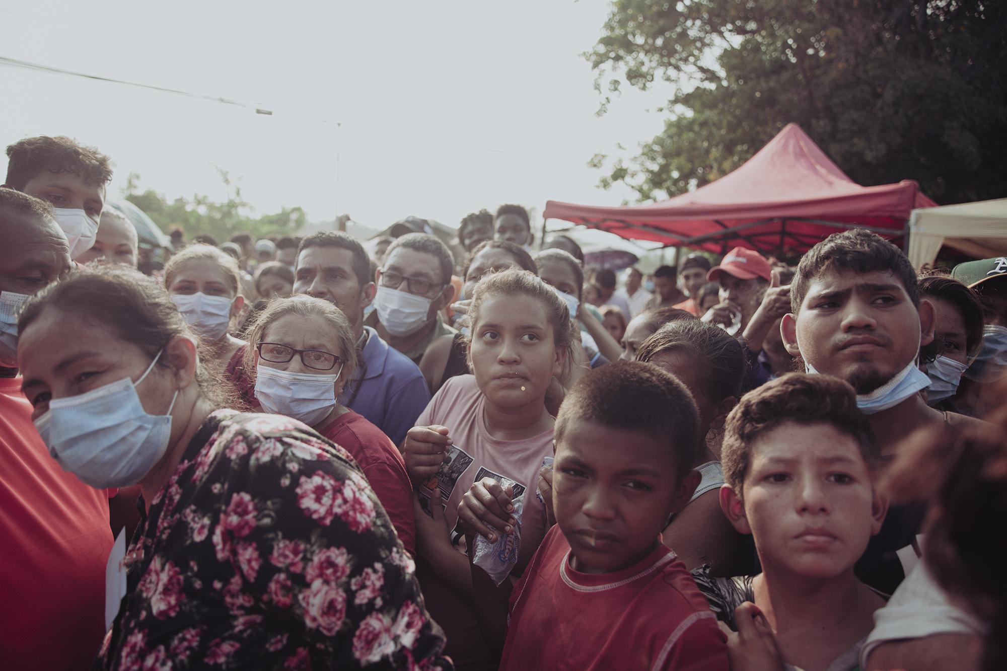 A pesar de la pandemia por la covid-19, cientos de personas se aglomeraron en la entrada de la colonia La Planeta, en San Pedro Sula, Honduras, tras el paso de la tormenta Eta y a la espera del huracán Iota, para recibir un donativo de colchonetas y alimentos por parte líderes religiosos de la zona. En Honduras, la desesperación por la destrucción del invierno puso en un segundo plano de prioridades la pandemia. Foto de El Faro: Carlos Barrera.
