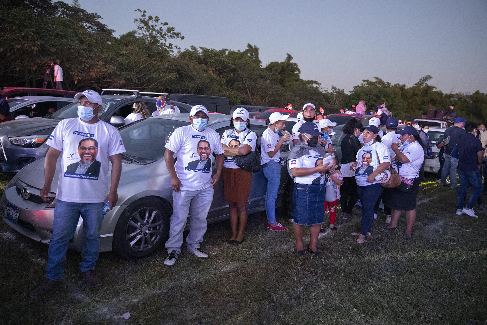 El lanzamiento de campaña de Arena fue planificado para guardar el distanciamiento físico de las personas que llegaran en vehículo. La gran mayoría llegó en buses y picop. Foto de El Faro: Carlos Barrera