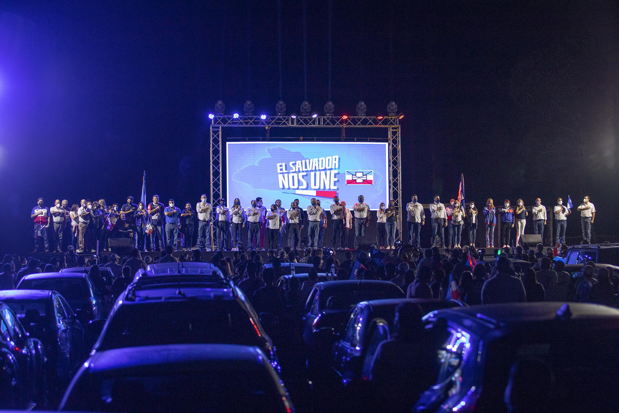 Candidatos a alcaldes y diputados del partido Arena durante el lanzamiento oficial de la campaña para las elecciones del 2021 en el parque Bicentenario la noche del 27 de diciembre de 2020. Foto de EL Faro: Carlos Barrera