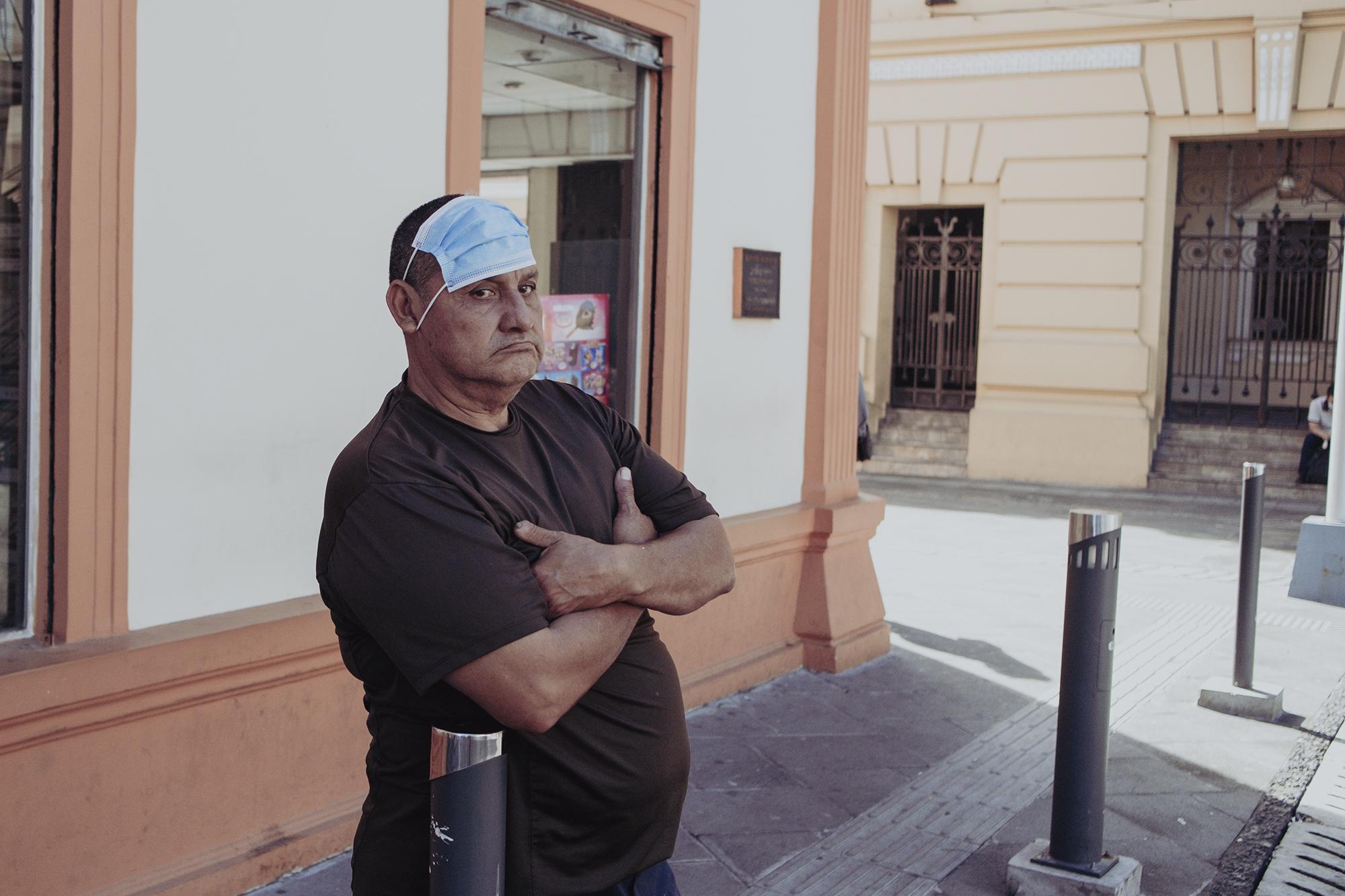 Felipe Pérez llega todos los días a las cuadras remozadas del Centro Histórico en busca de trabajo, admite que caminar con la mascarilla puesta sobre su nariz le cansa y le genera alergia, por eso decide ponerla en su frente cuando ya se siente agotado. El uso correcto de la mascarilla representa uno de los principales aliados en contra de la propagación de la COVID-19.