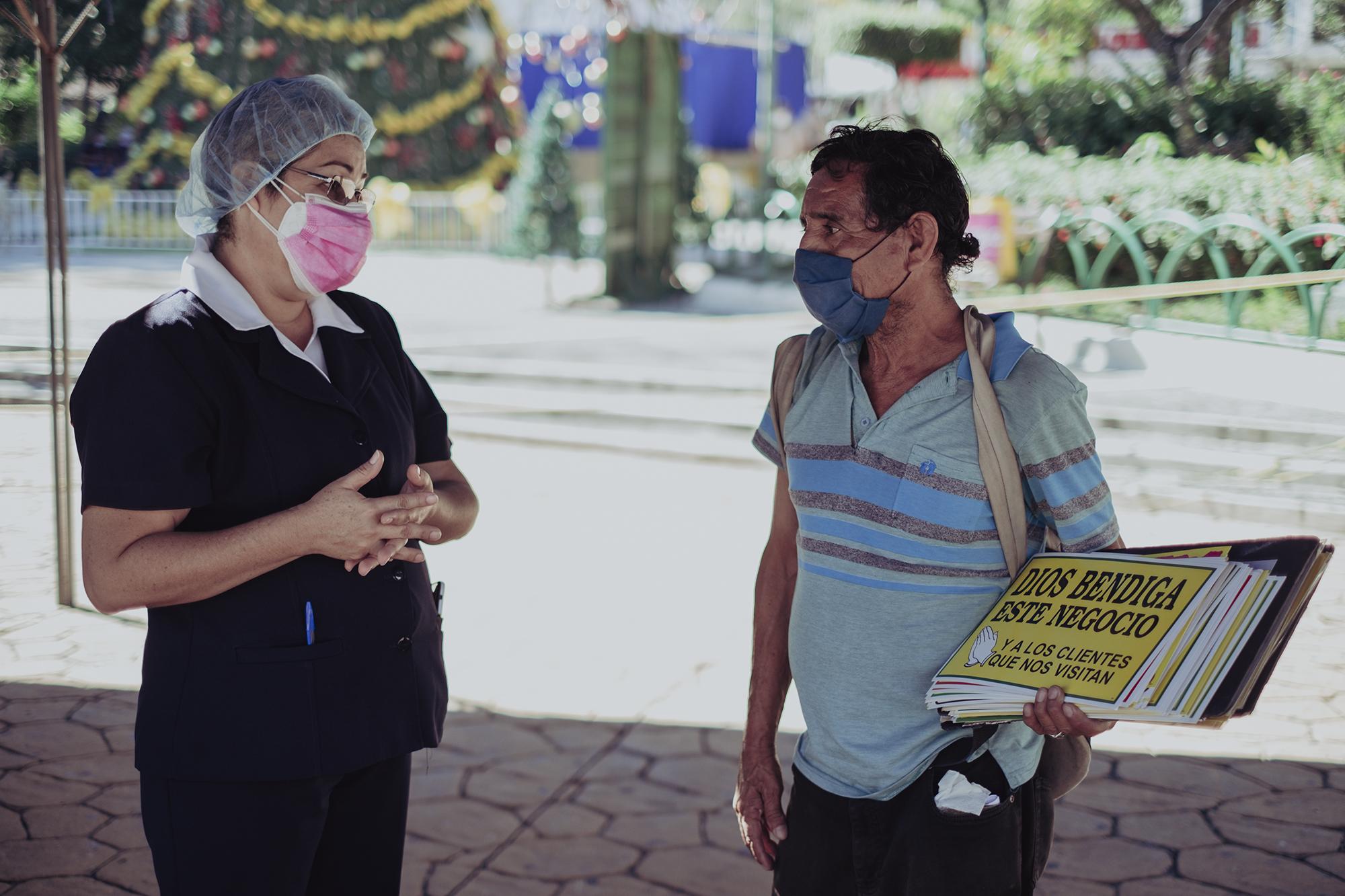 Pedro González llegó al parque de Antiguo Cuscatlán para que le hicieran la prueba PCR para detectar coronavirus. Cuando el hombre llegó, a las 9:00 a.m del 11 de enero, las pruebas ya se habían terminado y una trabajadora del Ministerio de Salud le dijo que estuviera pendiente de la cuenta de Twitter del Ministro para saber donde estaría haciendo más pruebas, 