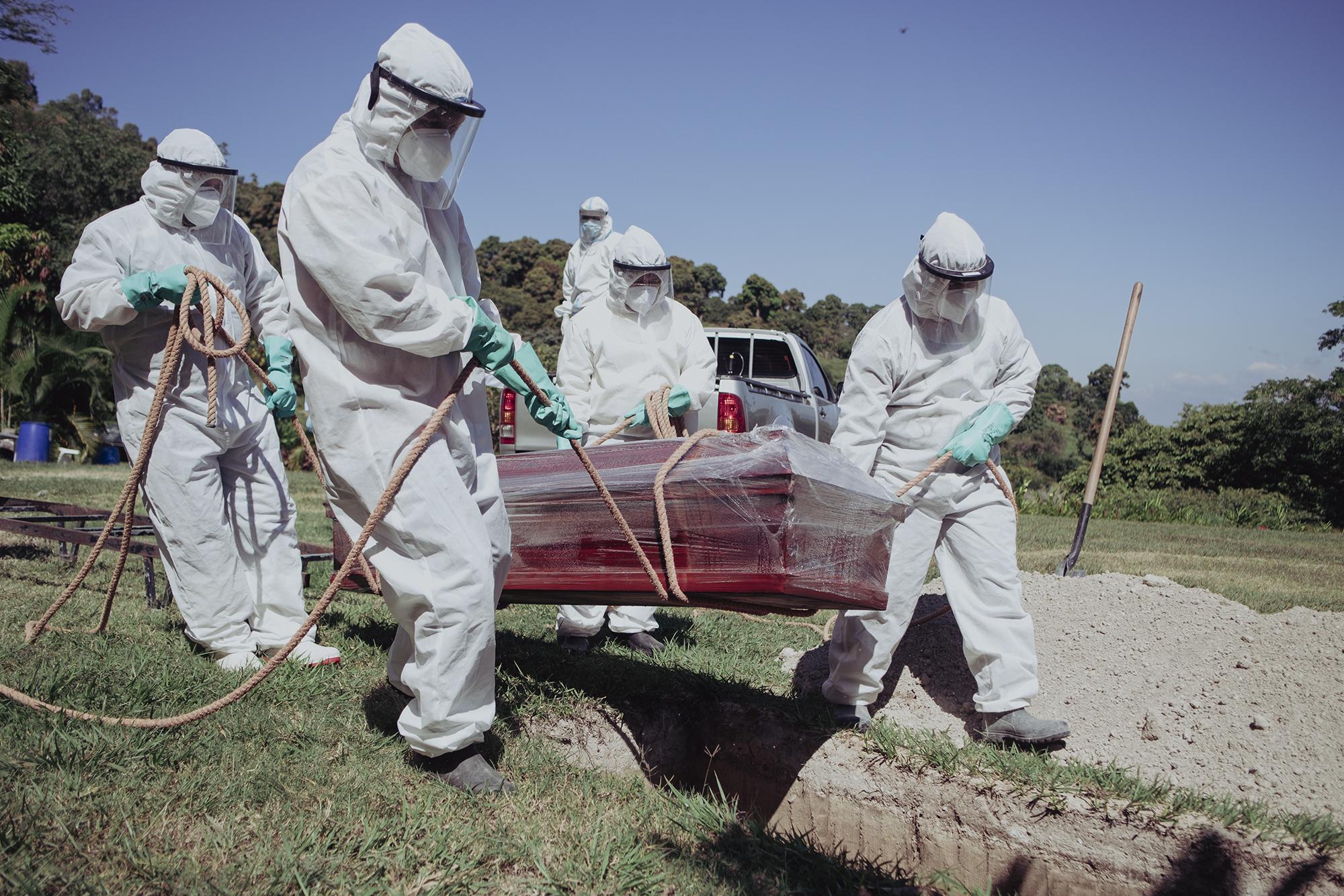 El 8 de enero del 2021 se realizó la cuarta inhumación del año con protocolo covid-19 en el cementerio municipal Jardín, Soyapango. Dicho municipio es el tercero a nivel nacional con mayor número de contagios, 3,703 según datos oficiales.