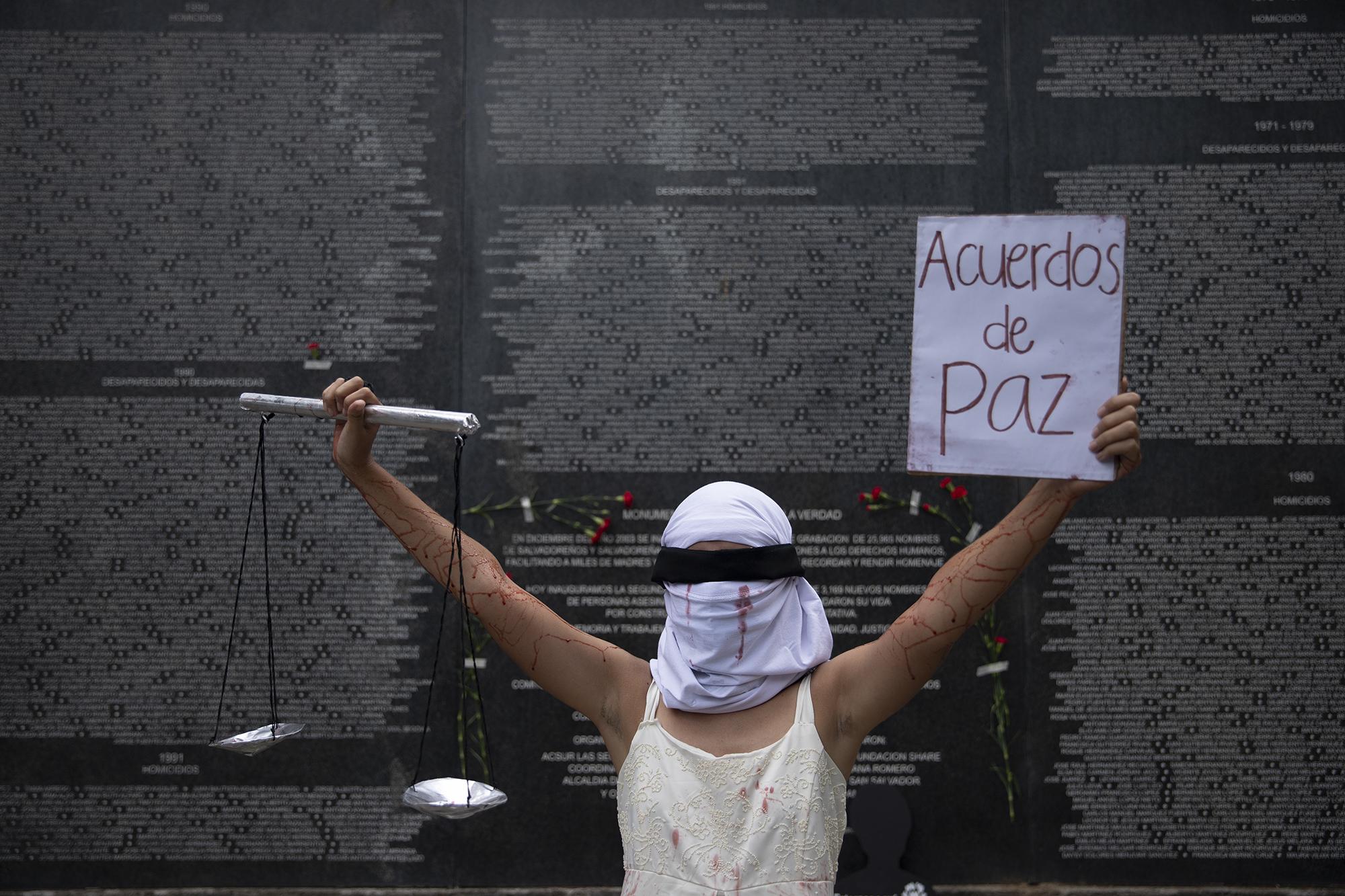 Durante la conmemoración del 29 aniversario de los acuerdos de paz, en el monumento a la Memoria y la Verdad, una artista realizó un performance con la leyenda, 