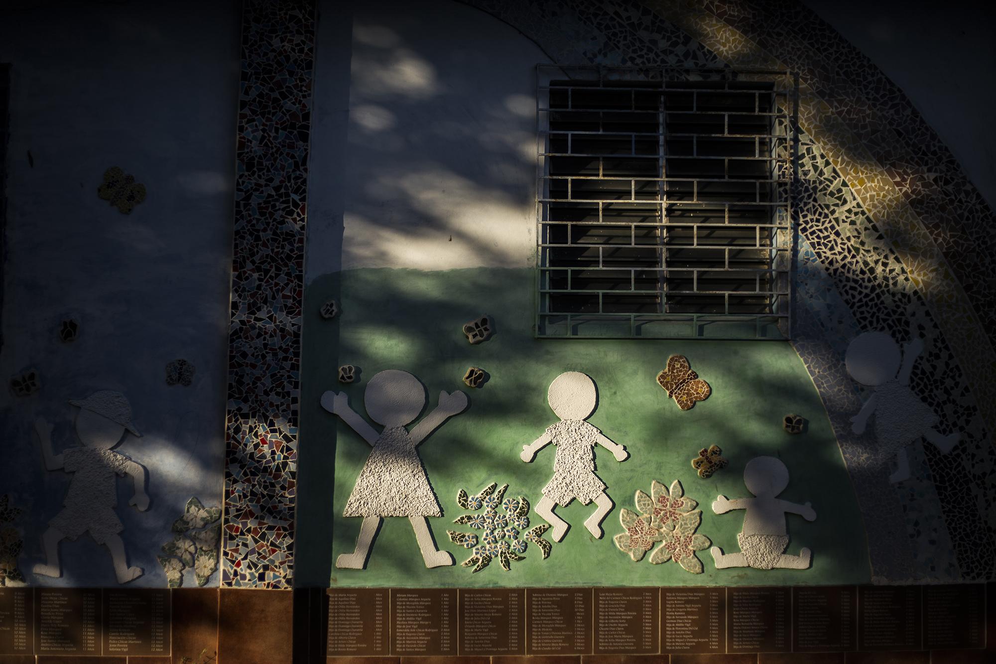 Mural conmemorativo a un costado de la iglesia católica del caserío El Mozote, que honra la memoria de los niños que fueron asesinados durante la masacre de El Mozote y lugares aledaños, perpetrada el 11 de dieicmbre de 1981. Foto de El Faro: Víctor Peña. 