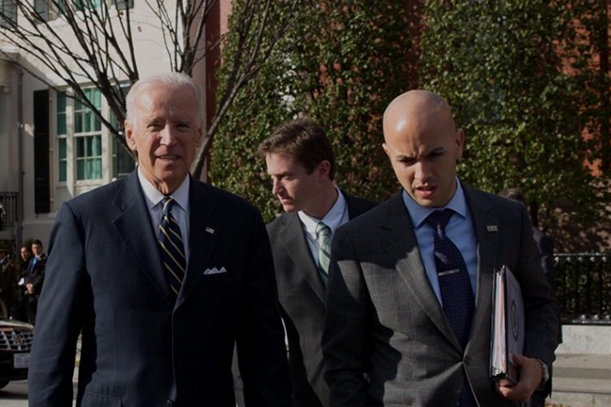 Juan Sebastián González (derecha) camina junto al presidente Joe Biden. González será el asesor de Biden para el hemisferio occidental en el Consejo de Seguridad Nacional de Estados Unidos. Foto de El Faro: Tomada del Twitter de Juan S. González.